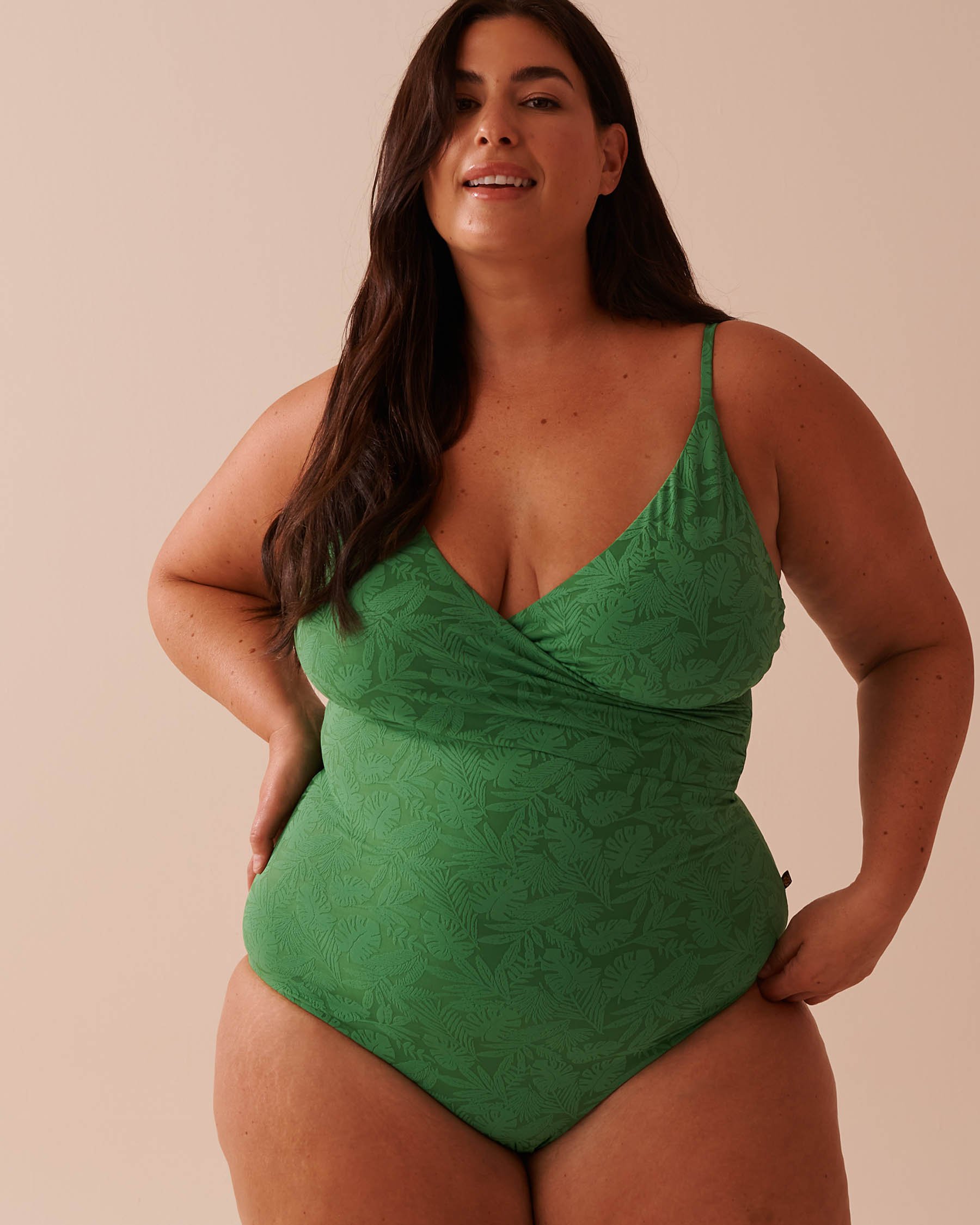 LA VIE EN ROSE AQUA Maillot une-pièce croisé à l'avant texturé GREEN TROPICAL LEAVES Feuilles tropicales vertes 70400139 - Voir5