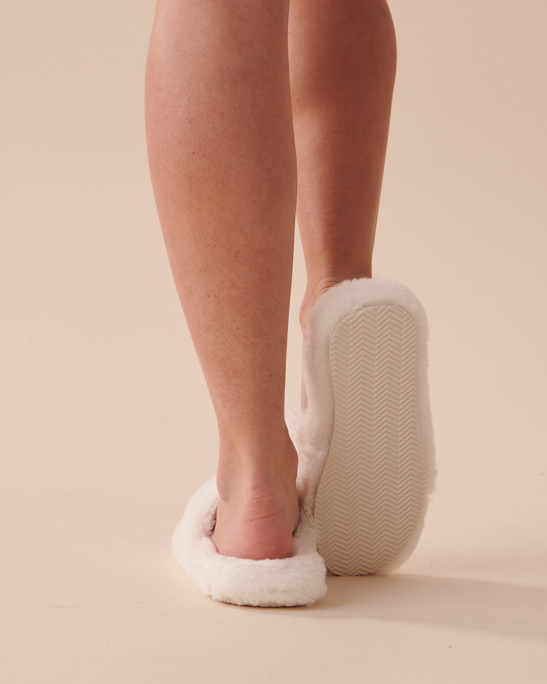 LA VIE EN ROSE Faux Fur Slide Slippers Pearly White 40700313 - View2