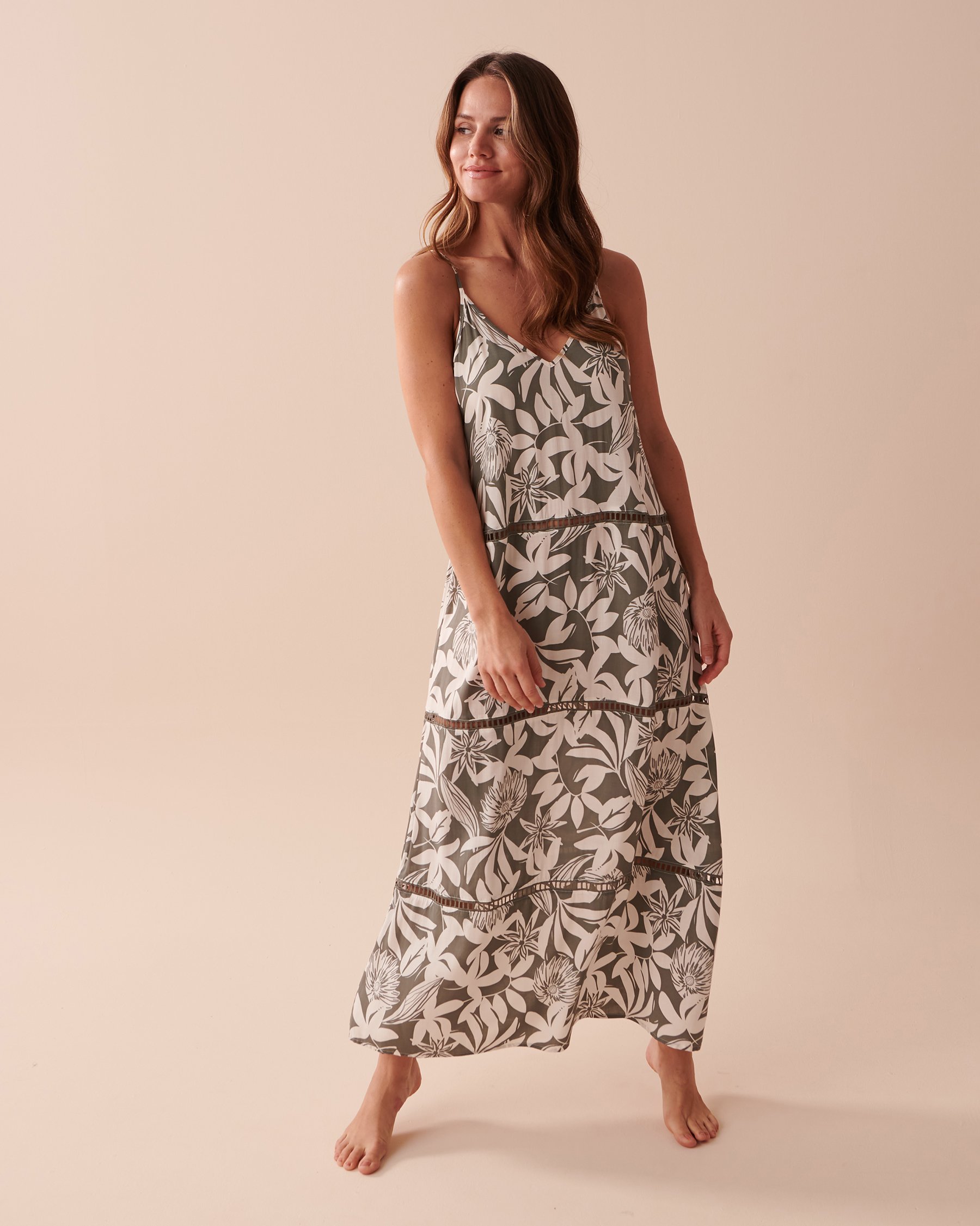LA VIE EN ROSE AQUA Robe longue étagée à fleurs Fleurs grises et kaki 80300079 - Voir3
