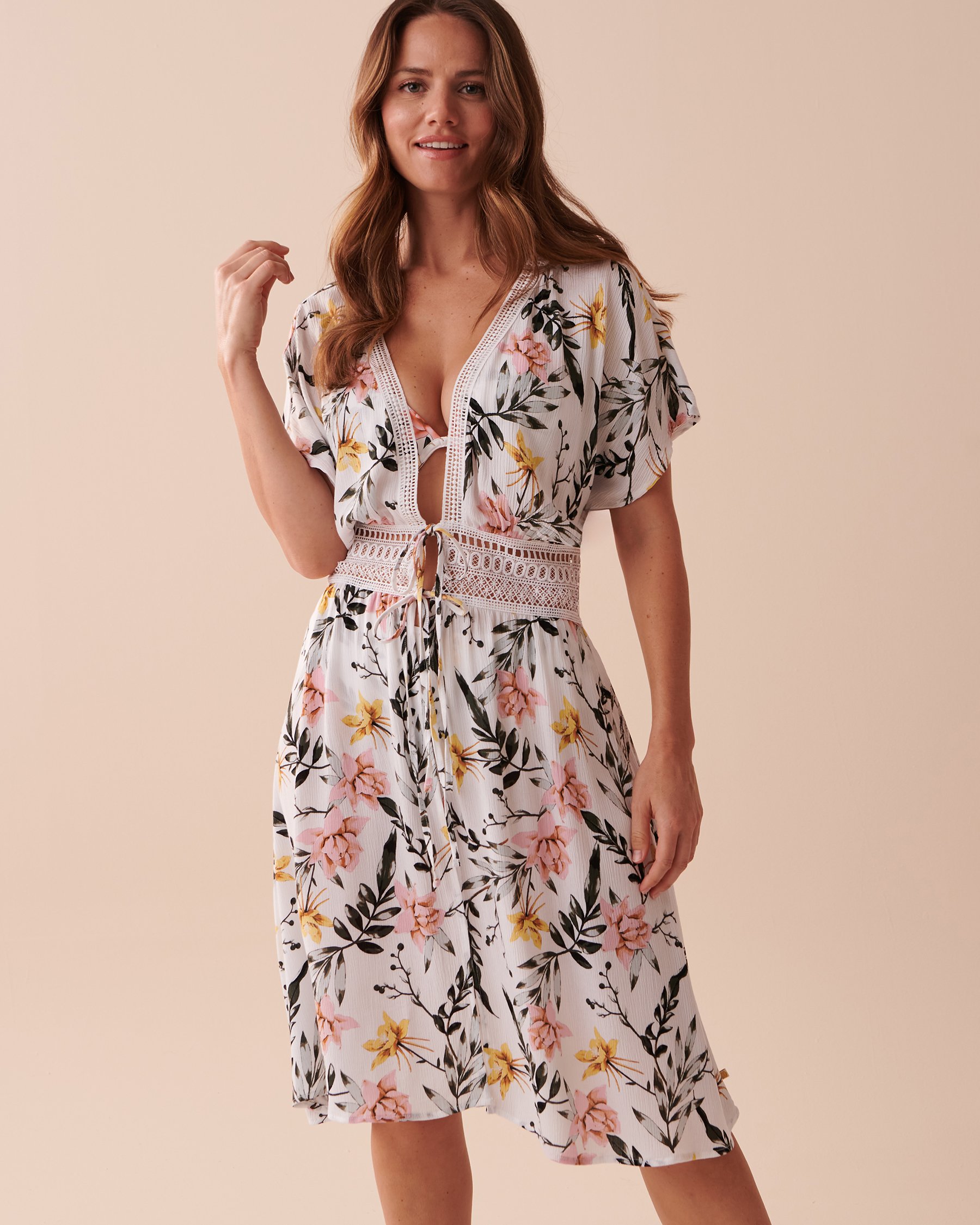 LA VIE EN ROSE AQUA Caftan avec ouverture et détail en crochet Fleurs tropicales blanches 80400046 - Voir1