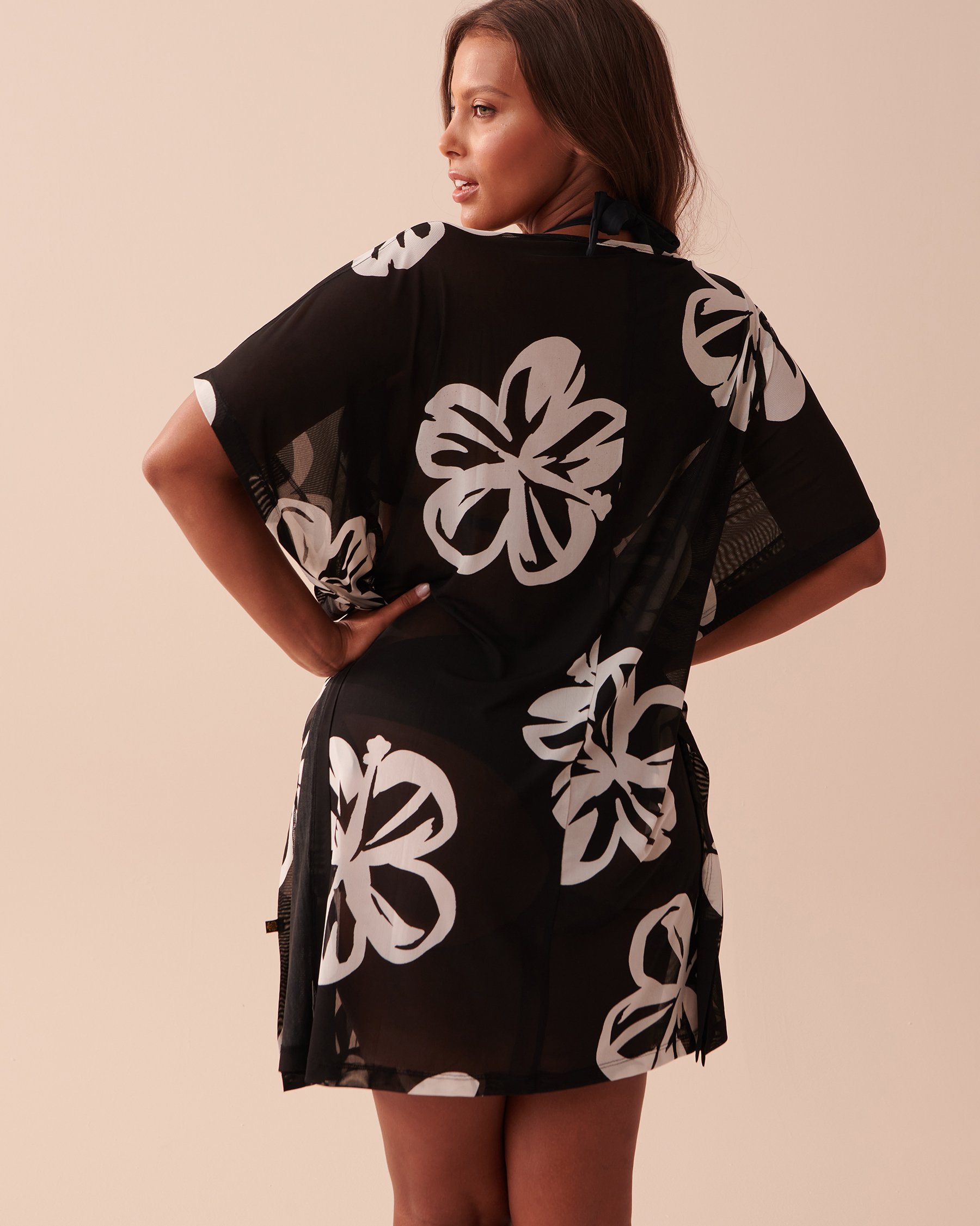 LA VIE EN ROSE Poncho en résille florale Hibiscus noir et blanc 80400048 - Voir2