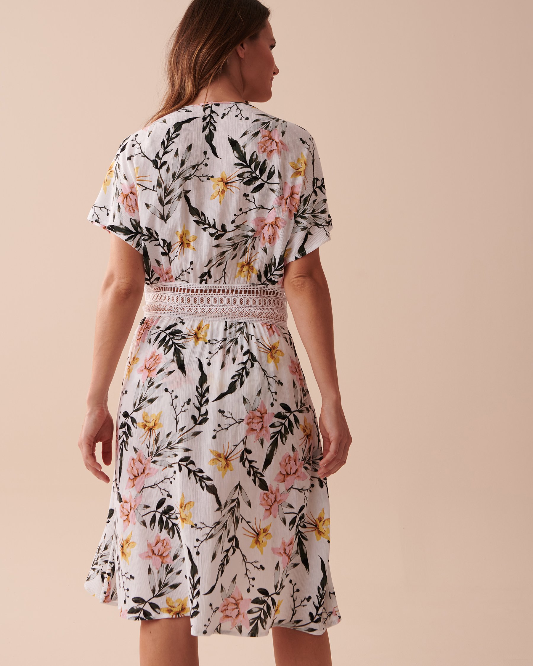 LA VIE EN ROSE AQUA Caftan avec ouverture et détail en crochet Fleurs tropicales blanches 80400046 - View2