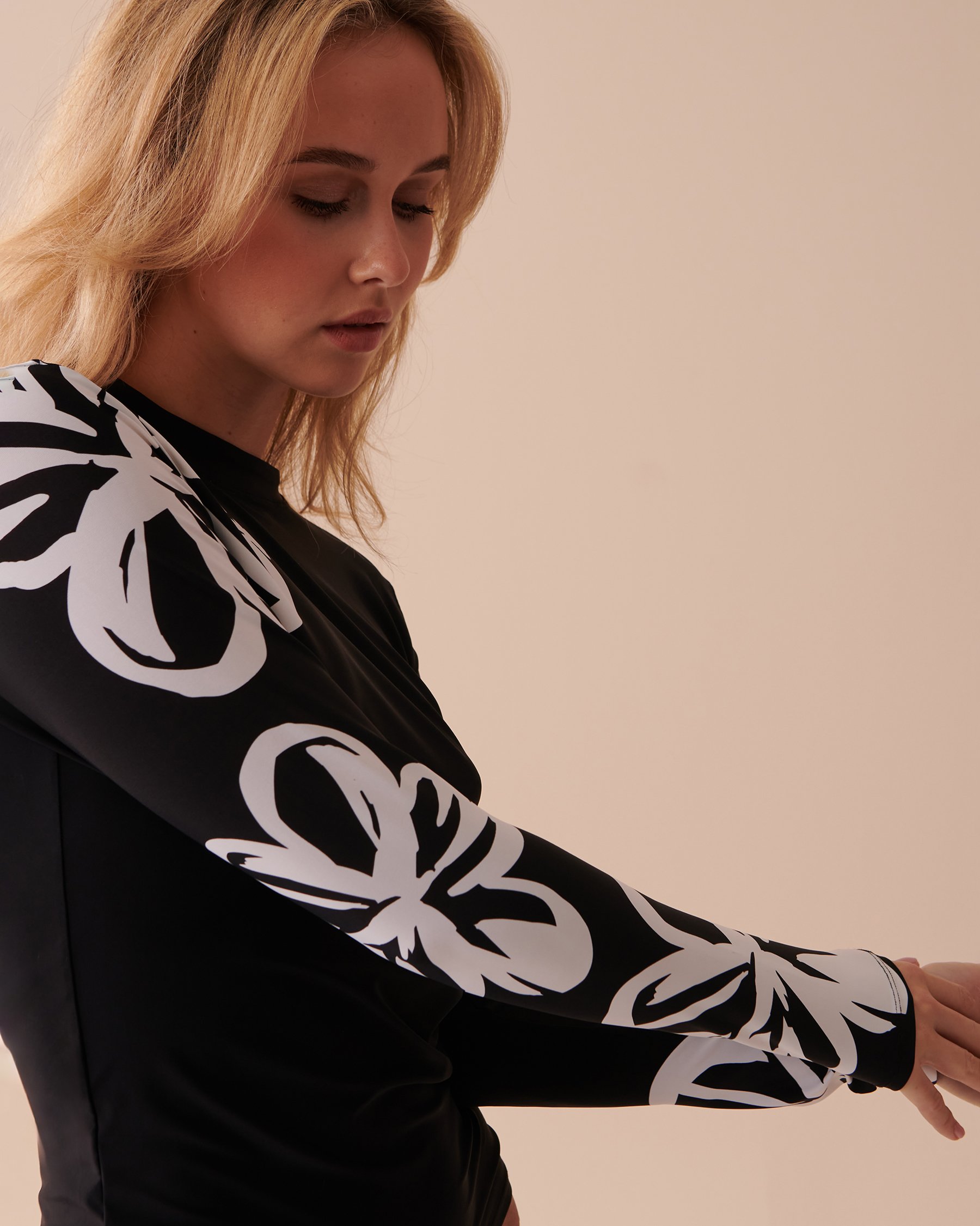 LA VIE EN ROSE AQUA TAHITI Long Sleeve Rashguard Black and White Hibiscus 80100018 - View3