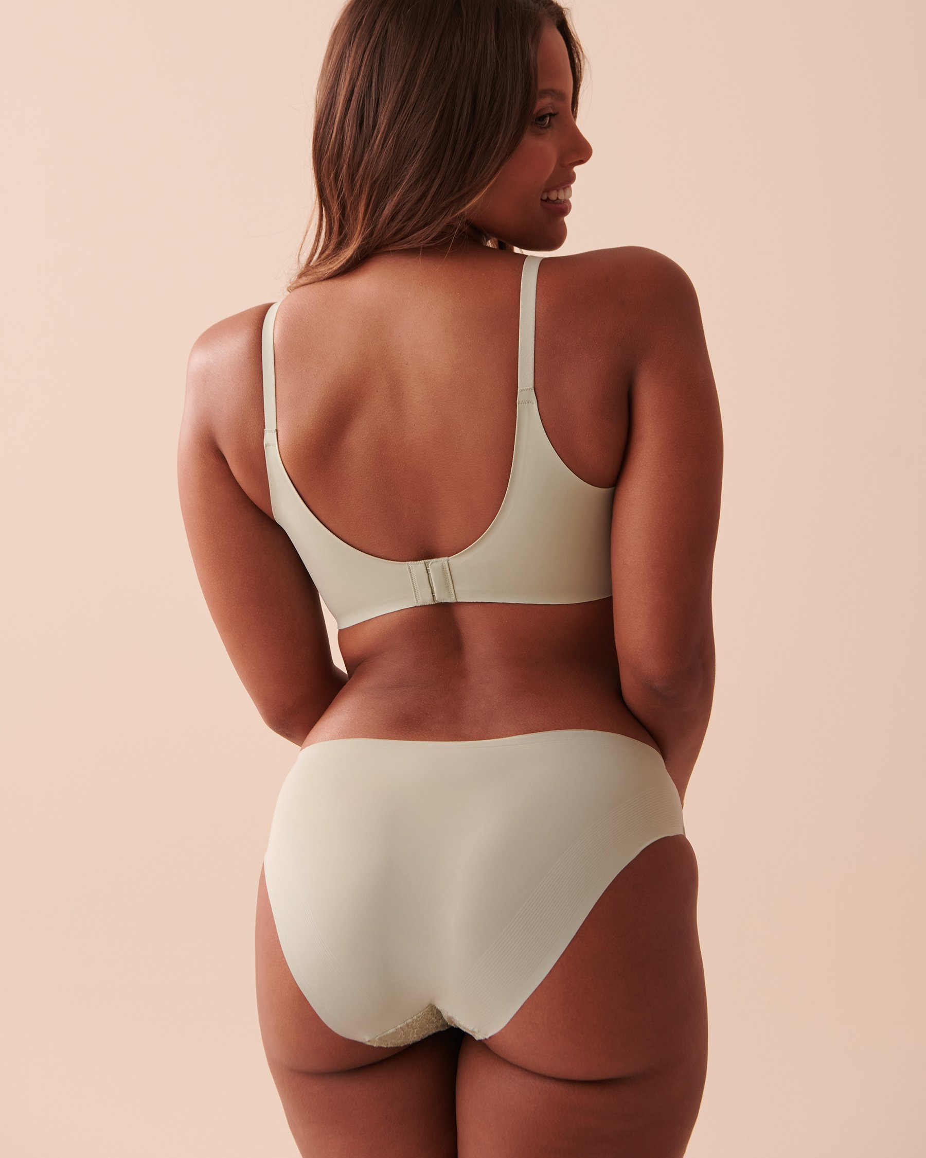 LA VIE EN ROSE Lightly Lined Wireless Sleek Back Bra Soothing Sage 10200348 - View2