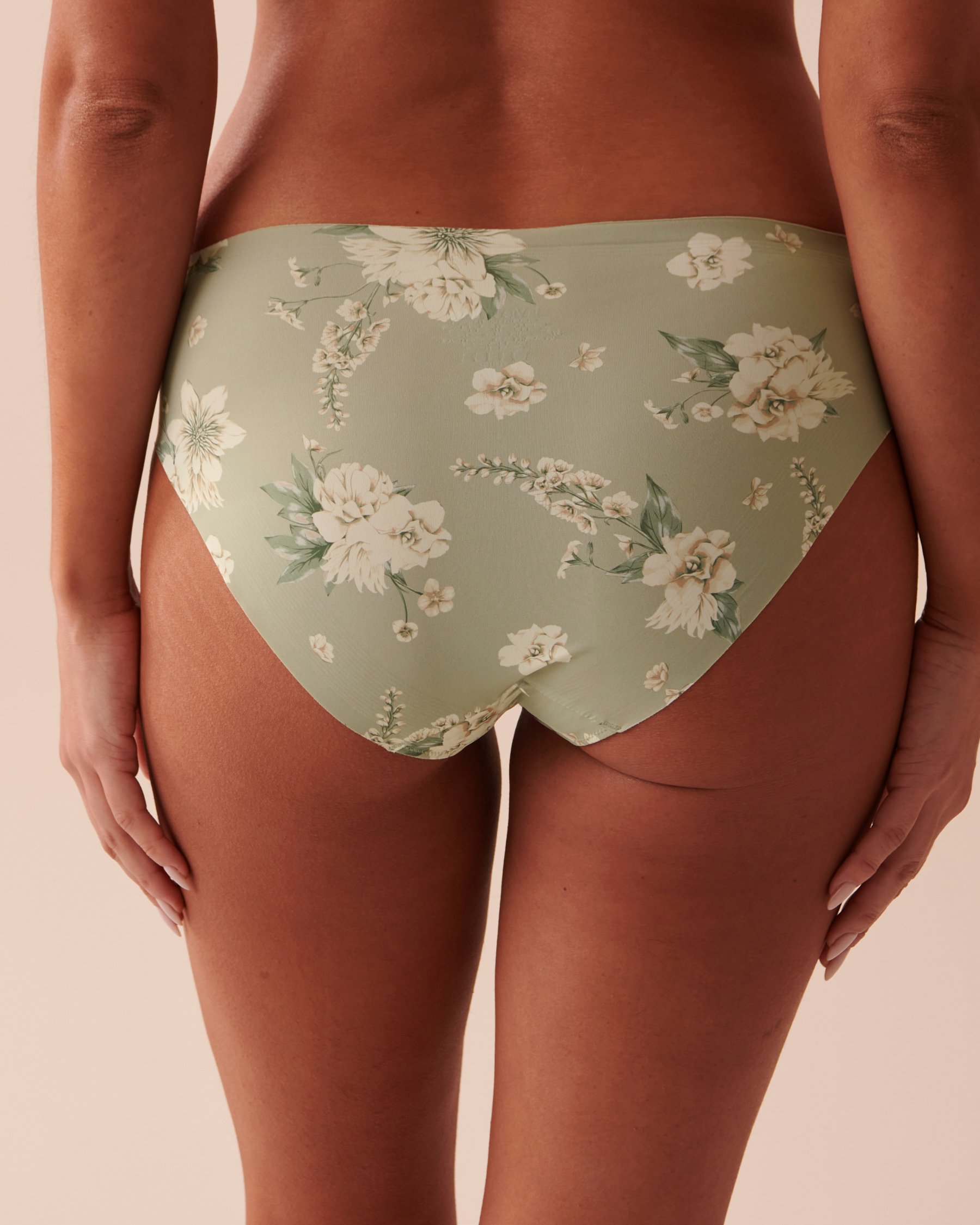 LA VIE EN ROSE Microfiber Sleek Back Bikini Panty White Bouquet 20300284 - View2