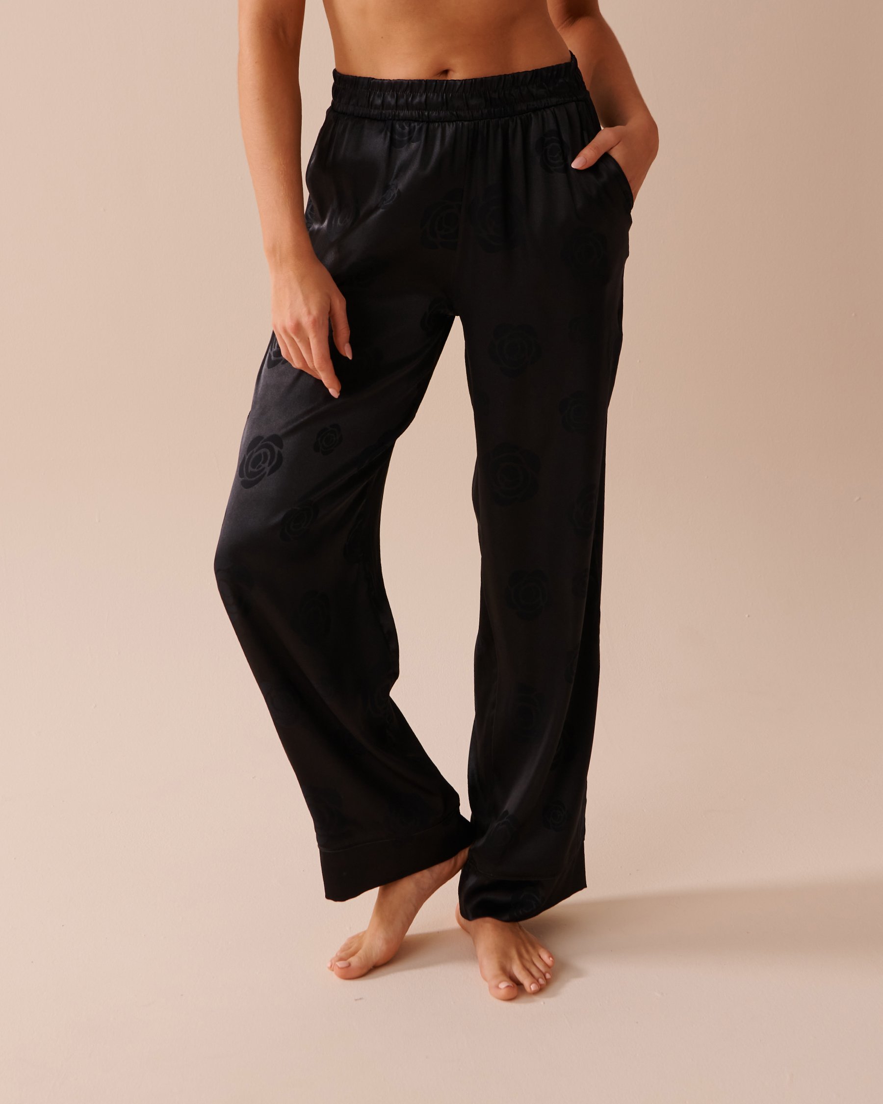 LA VIE EN ROSE Jacquard Satin Pajama Set Black roses 60400034 - View4