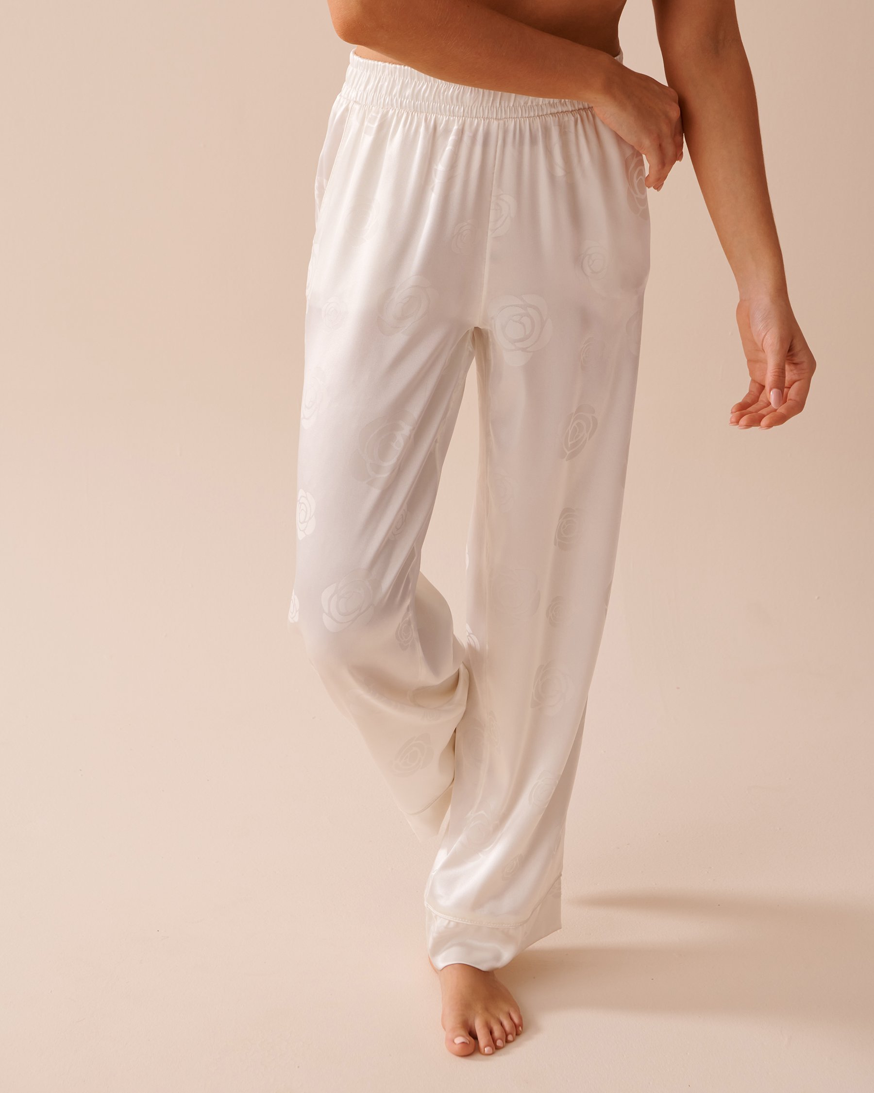 LA VIE EN ROSE Jacquard Satin Pajama Set White Roses 60400034 - View4