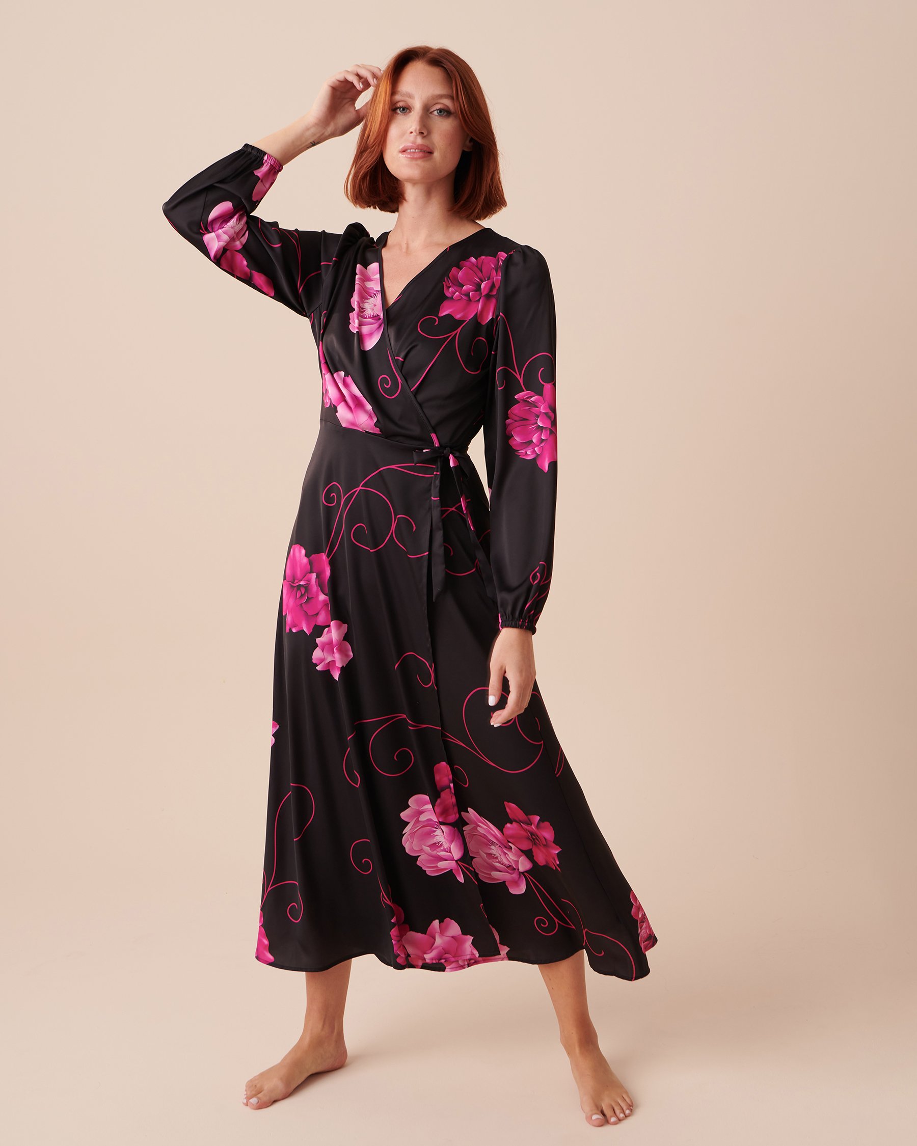 LA VIE EN ROSE Chemise de nuit manches longues en satin Pivoines audacieuses 60500128 - Voir2