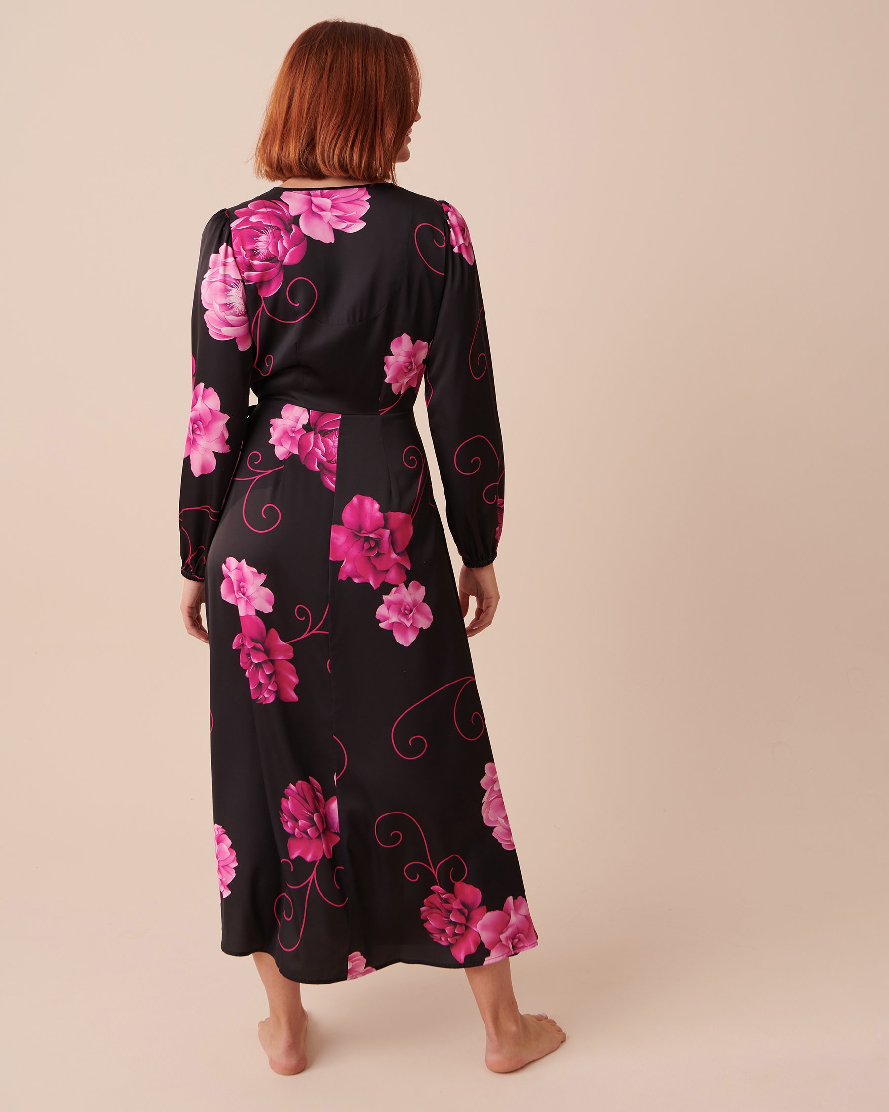 LA VIE EN ROSE Chemise de nuit manches longues en satin Pivoines audacieuses 60500128 - Voir3