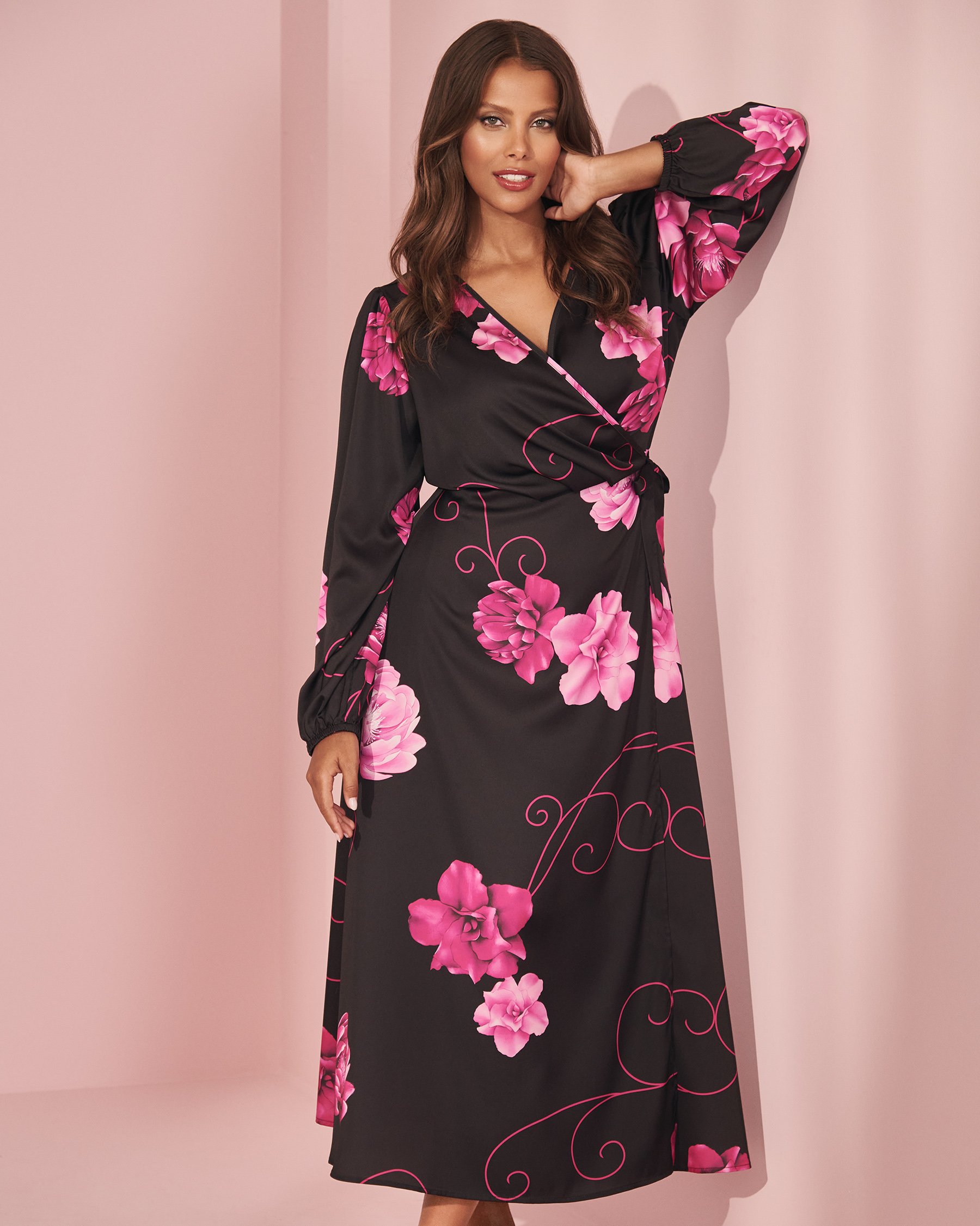 LA VIE EN ROSE Chemise de nuit manches longues en satin Pivoines audacieuses 60500128 - Voir1