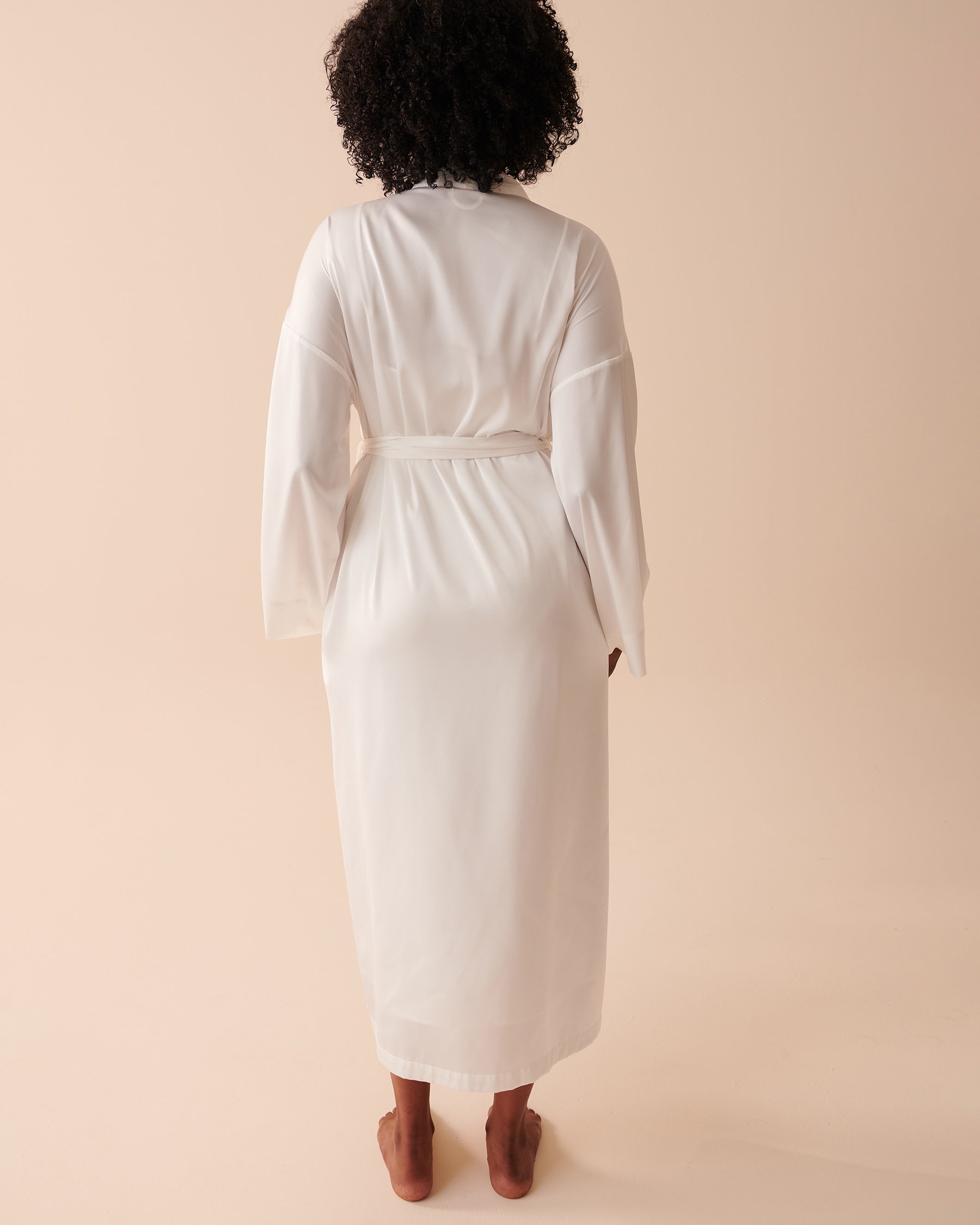 LA VIE EN ROSE Satin Kimono Pearly White 60600065 - View2