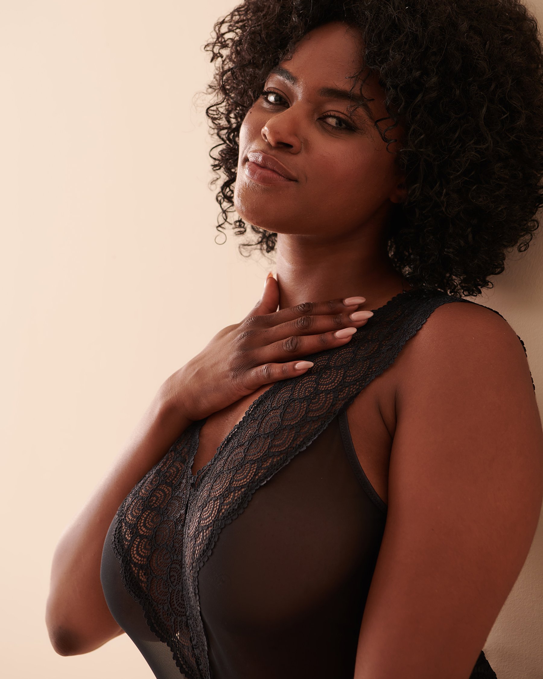 LA VIE EN ROSE Combiné plongeant en dentelle et résille avec détails croisés Noir 60300075 - View5