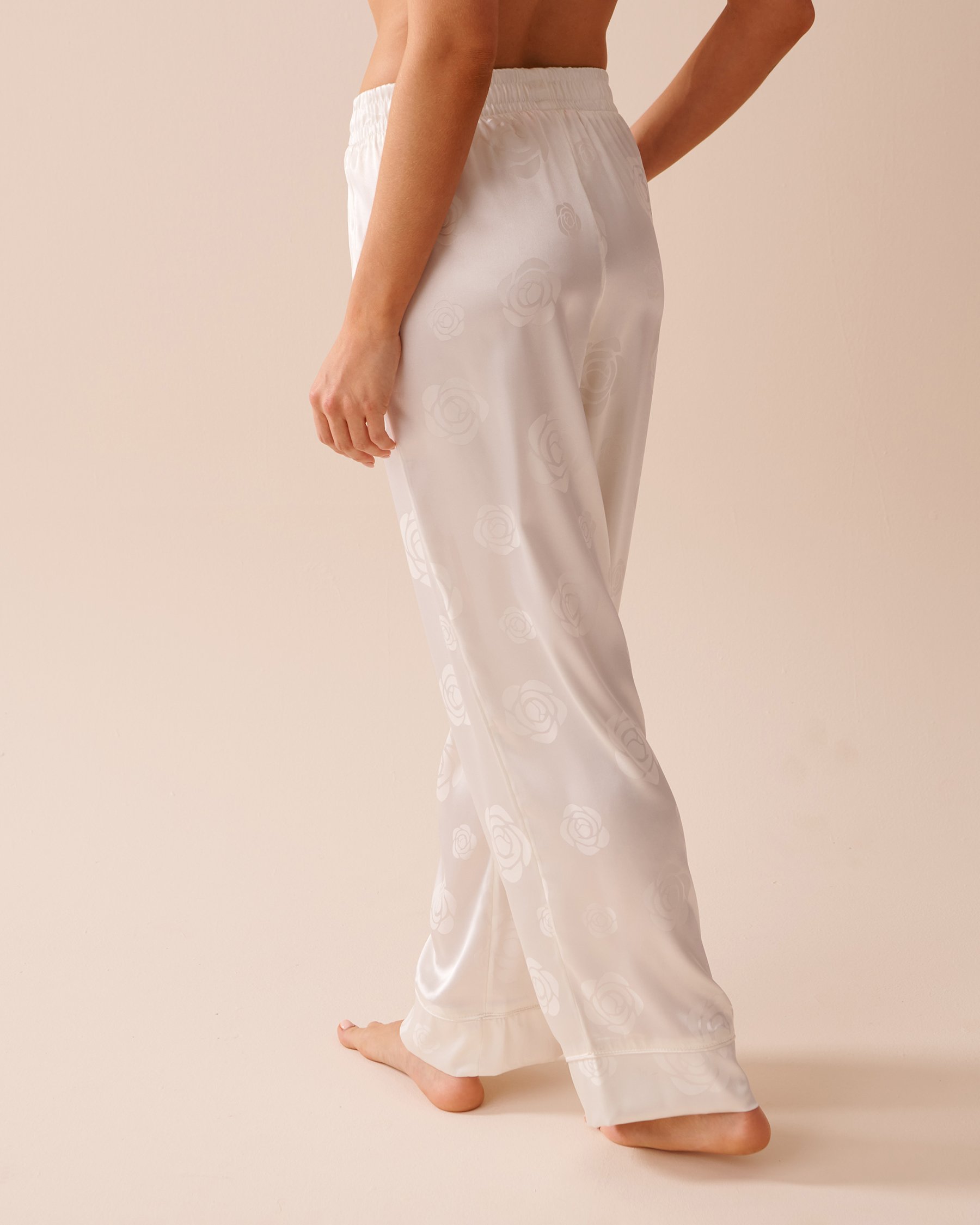 LA VIE EN ROSE Jacquard Satin Pajama Set White Roses 60400034 - View3