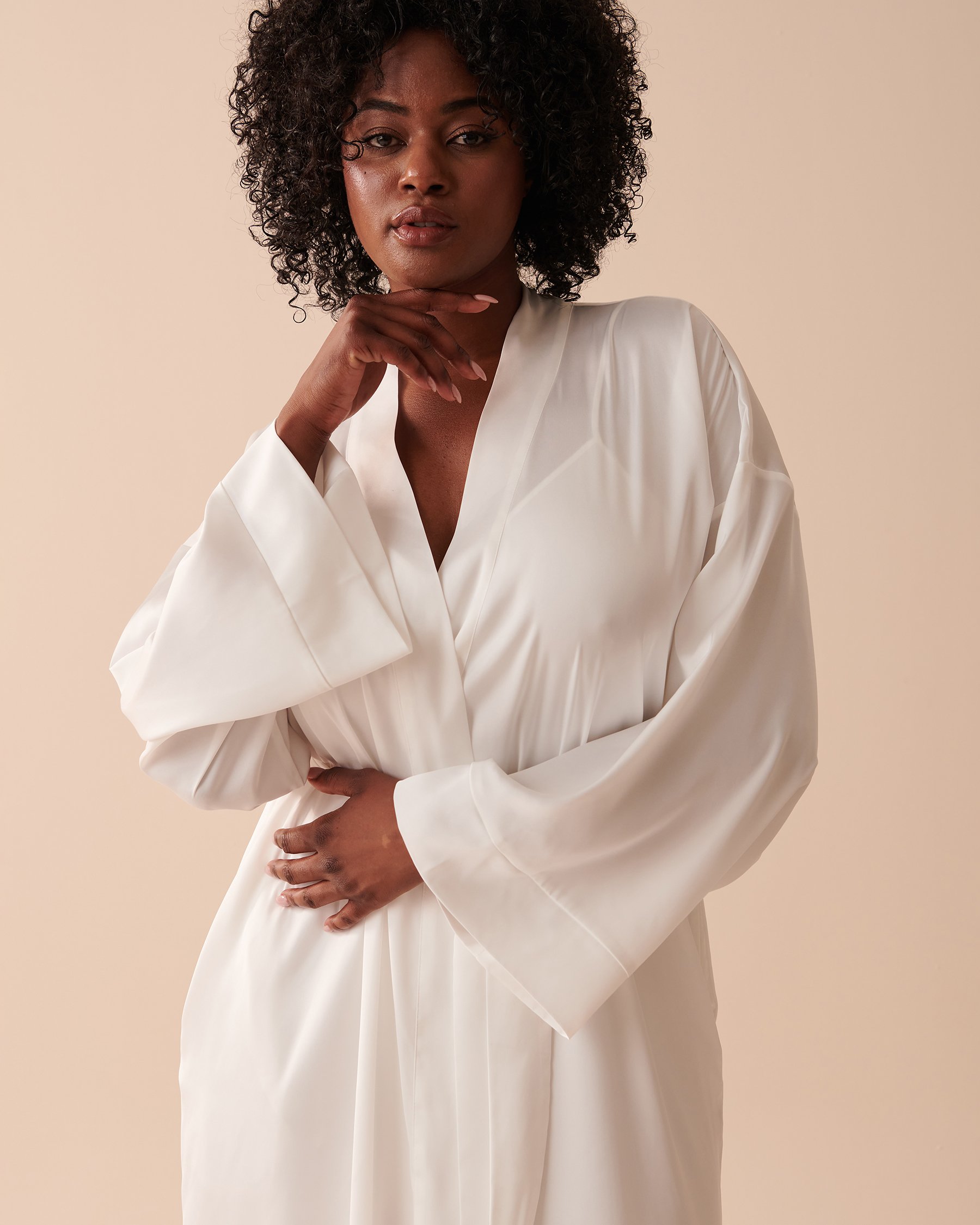 LA VIE EN ROSE Kimono en satin Blanc perle 60600065 - Voir1
