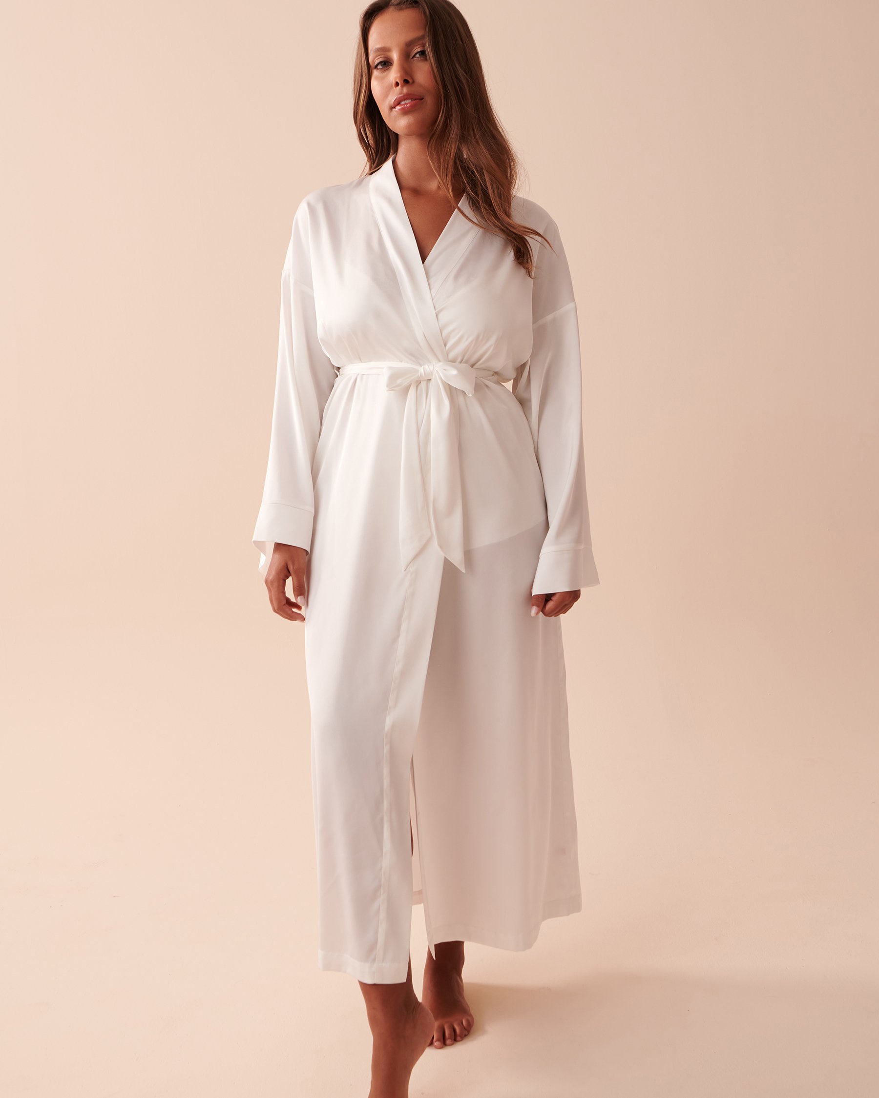 LA VIE EN ROSE Kimono en satin Blanc perle 60600065 - Voir9