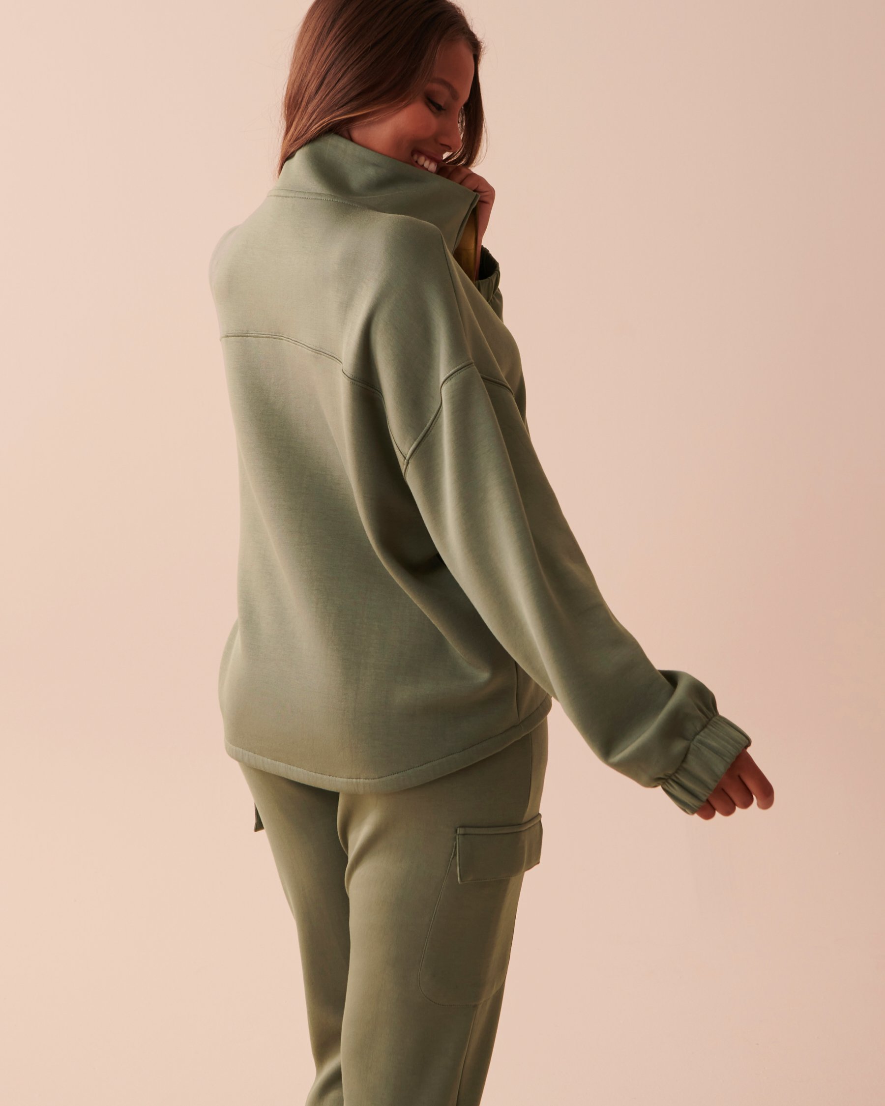 LA VIE EN ROSE Mock Neck Sweatshirt Tender Green 50100079 - View2