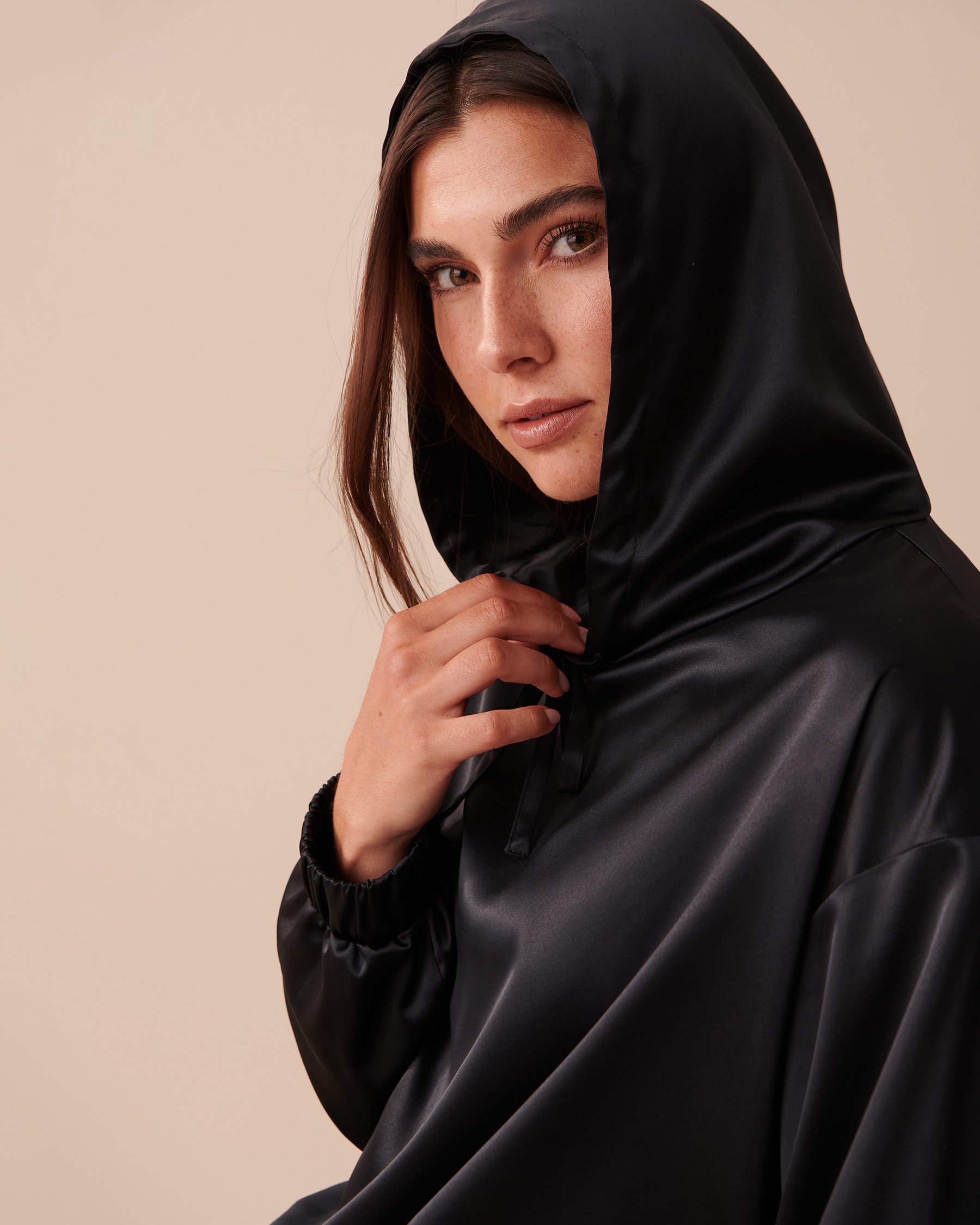 LA VIE EN ROSE Satin Hoodie Black 50100081 - View3