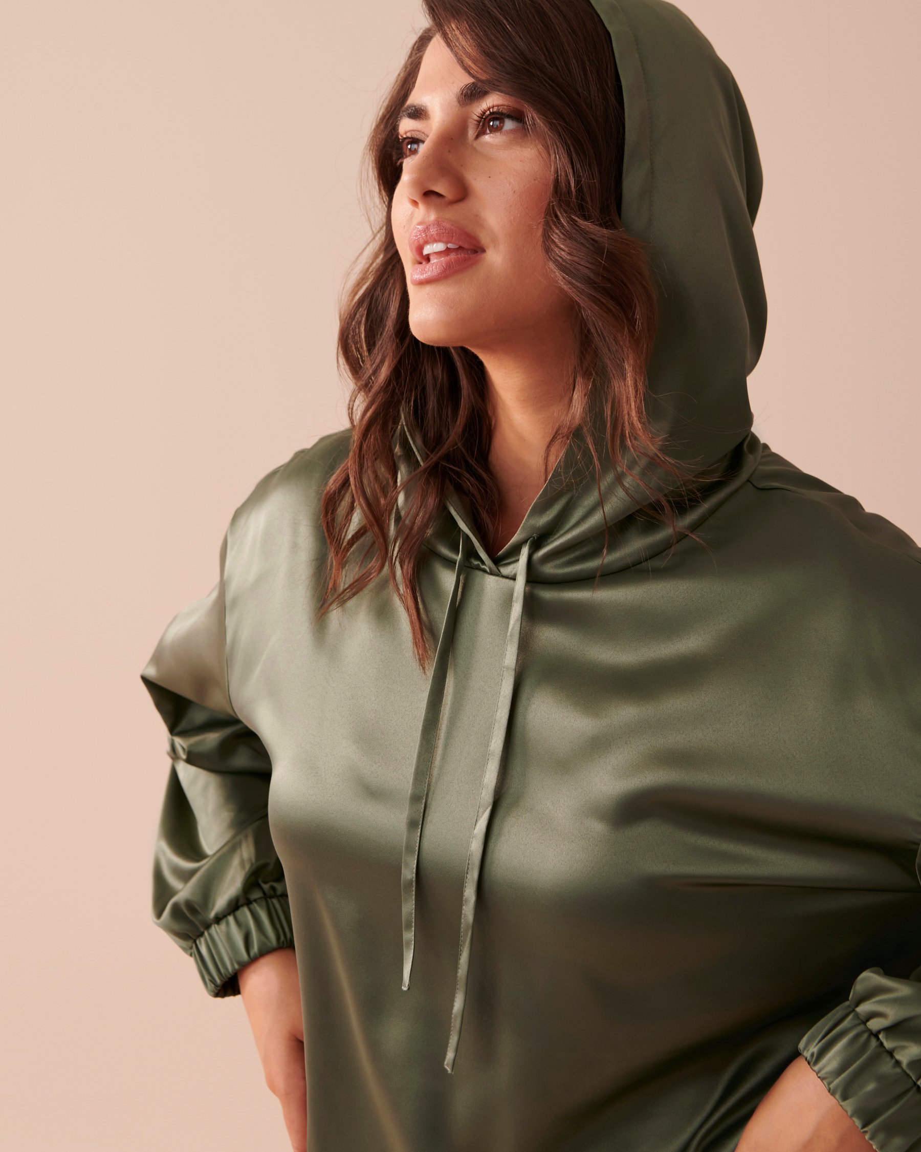 LA VIE EN ROSE Satin Hoodie Tender Green 50100081 - View5