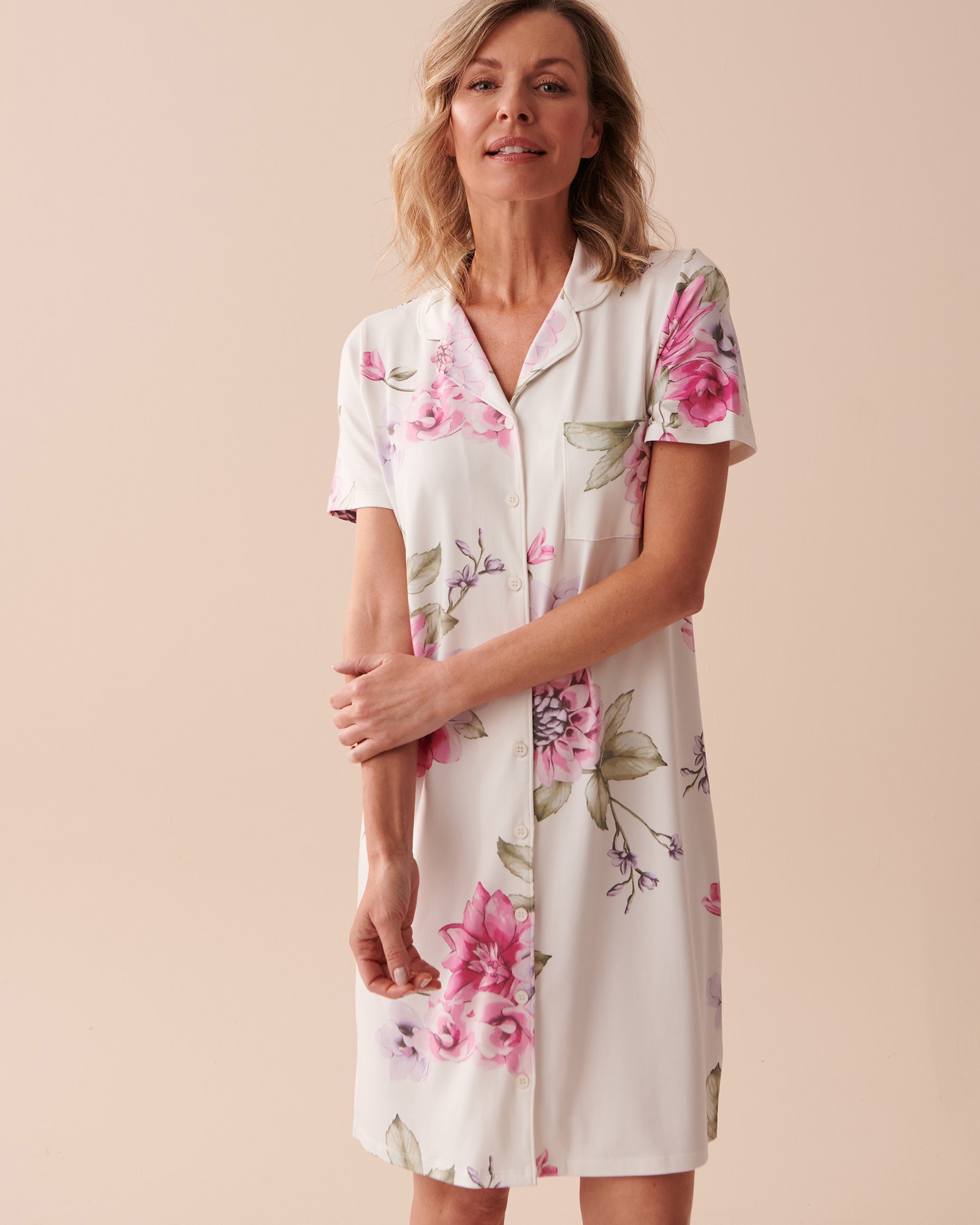 LA VIE EN ROSE Chemise de nuit manches courtes ultra douce à fleurs Jardin de pivoines 40500331 - Voir1