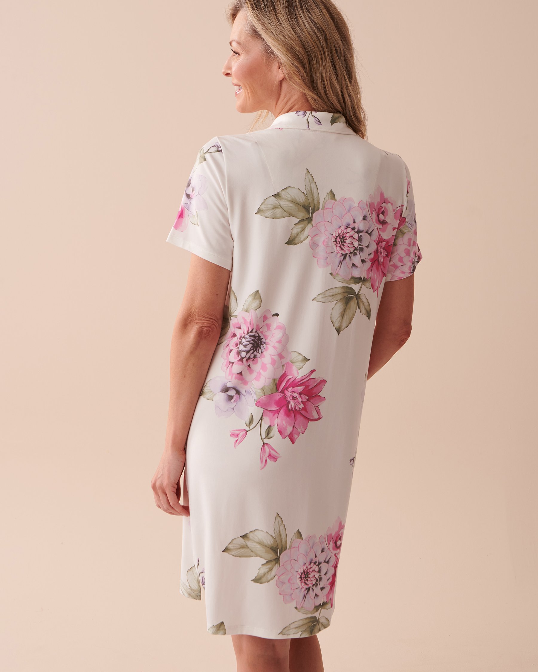 LA VIE EN ROSE Chemise de nuit manches courtes ultra douce à fleurs Jardin de pivoines 40500331 - Voir2