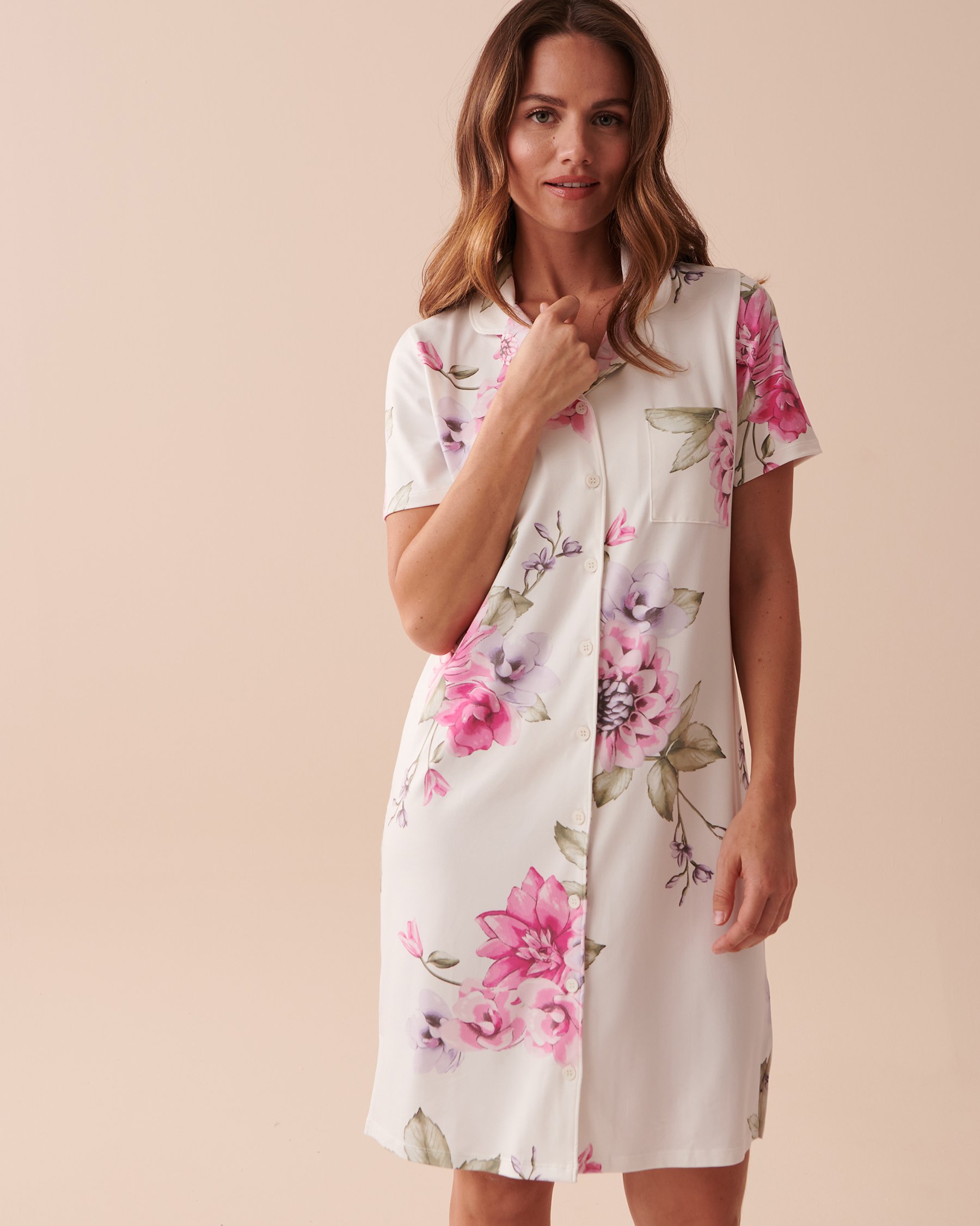 LA VIE EN ROSE Chemise de nuit manches courtes ultra douce à fleurs Jardin de pivoines 40500331 - Voir4