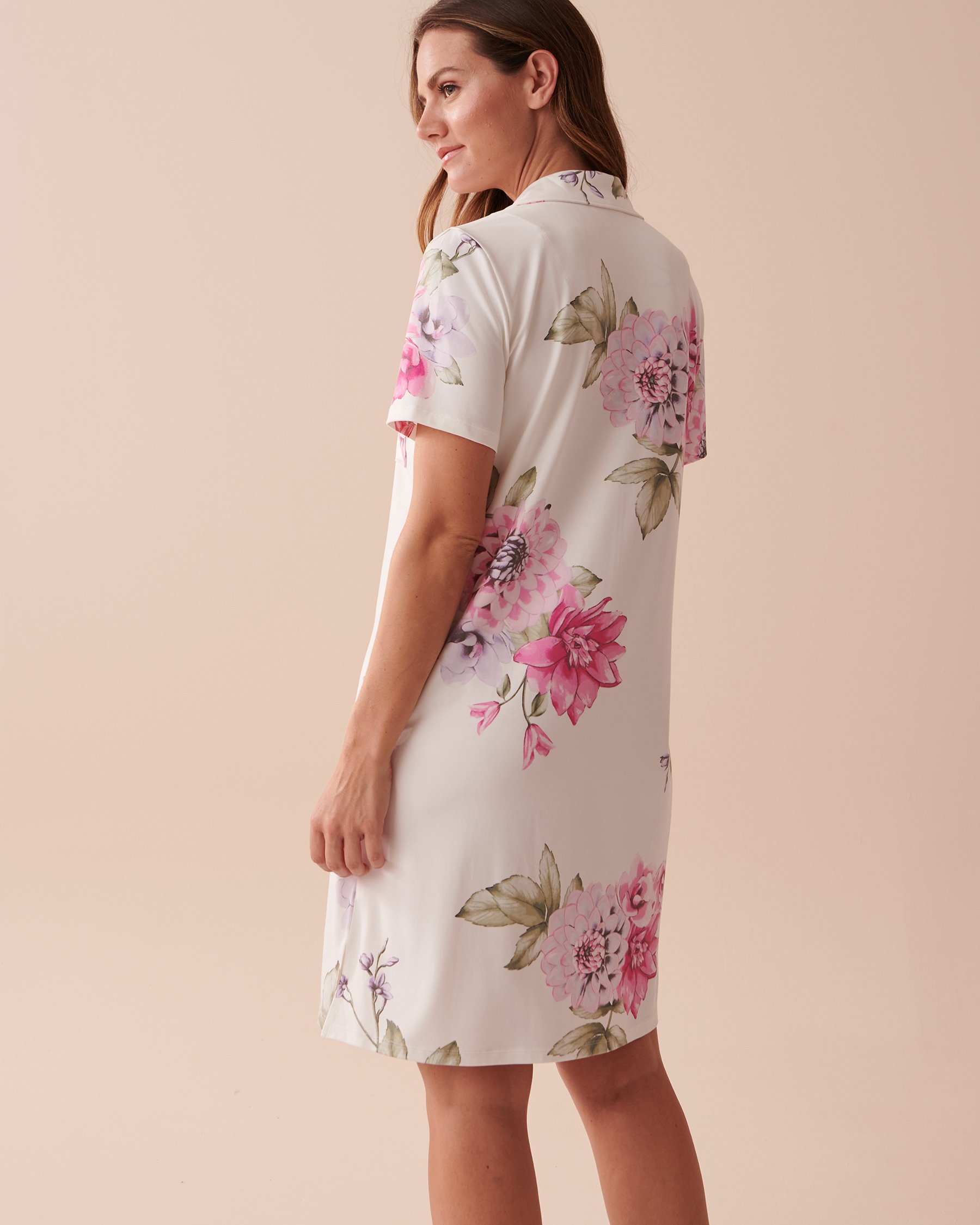 LA VIE EN ROSE Chemise de nuit manches courtes ultra douce à fleurs Jardin de pivoines 40500331 - Voir5