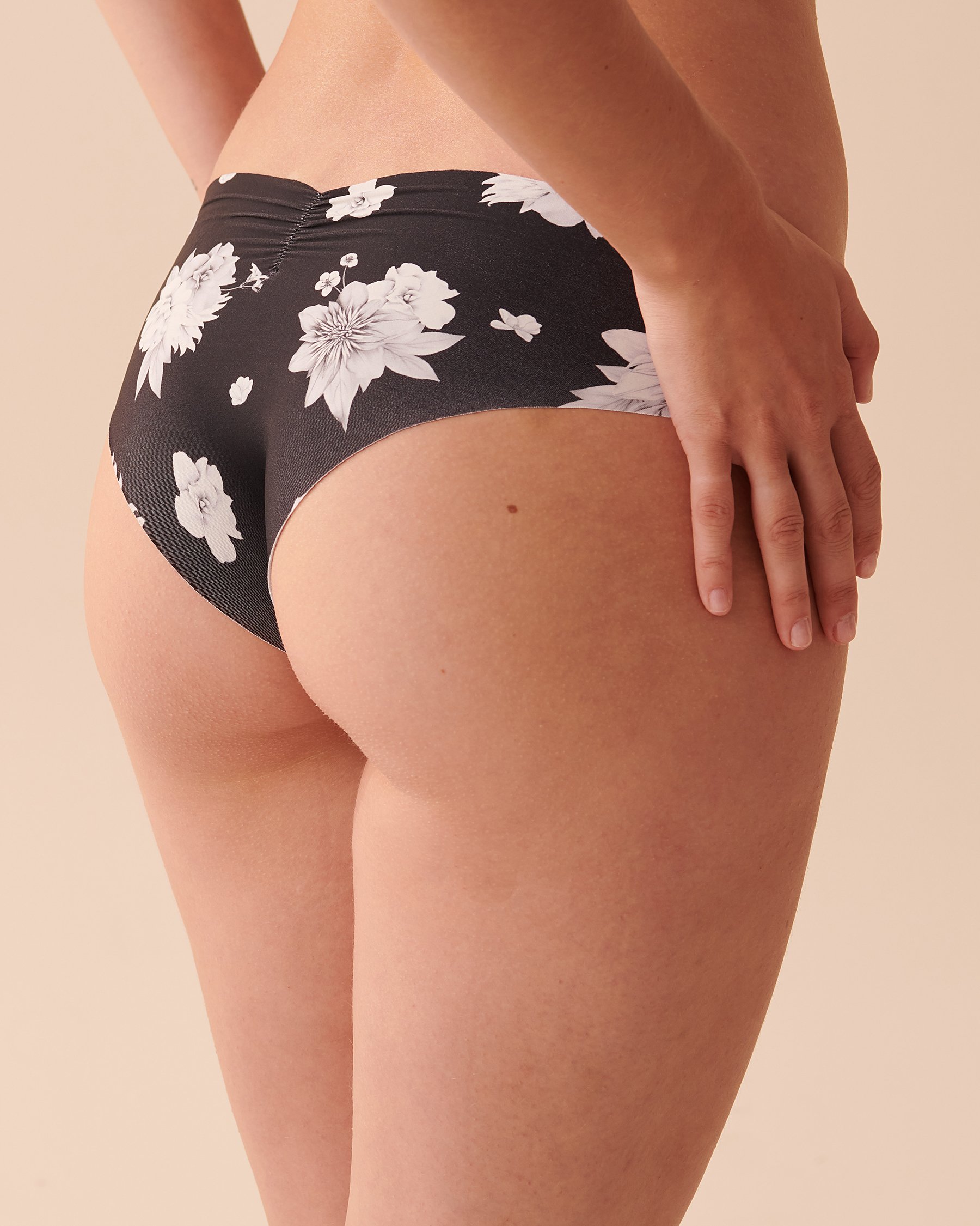 LA VIE EN ROSE Microfiber Invisible Cheeky Panty Black and White Peonies 20200443 - View2