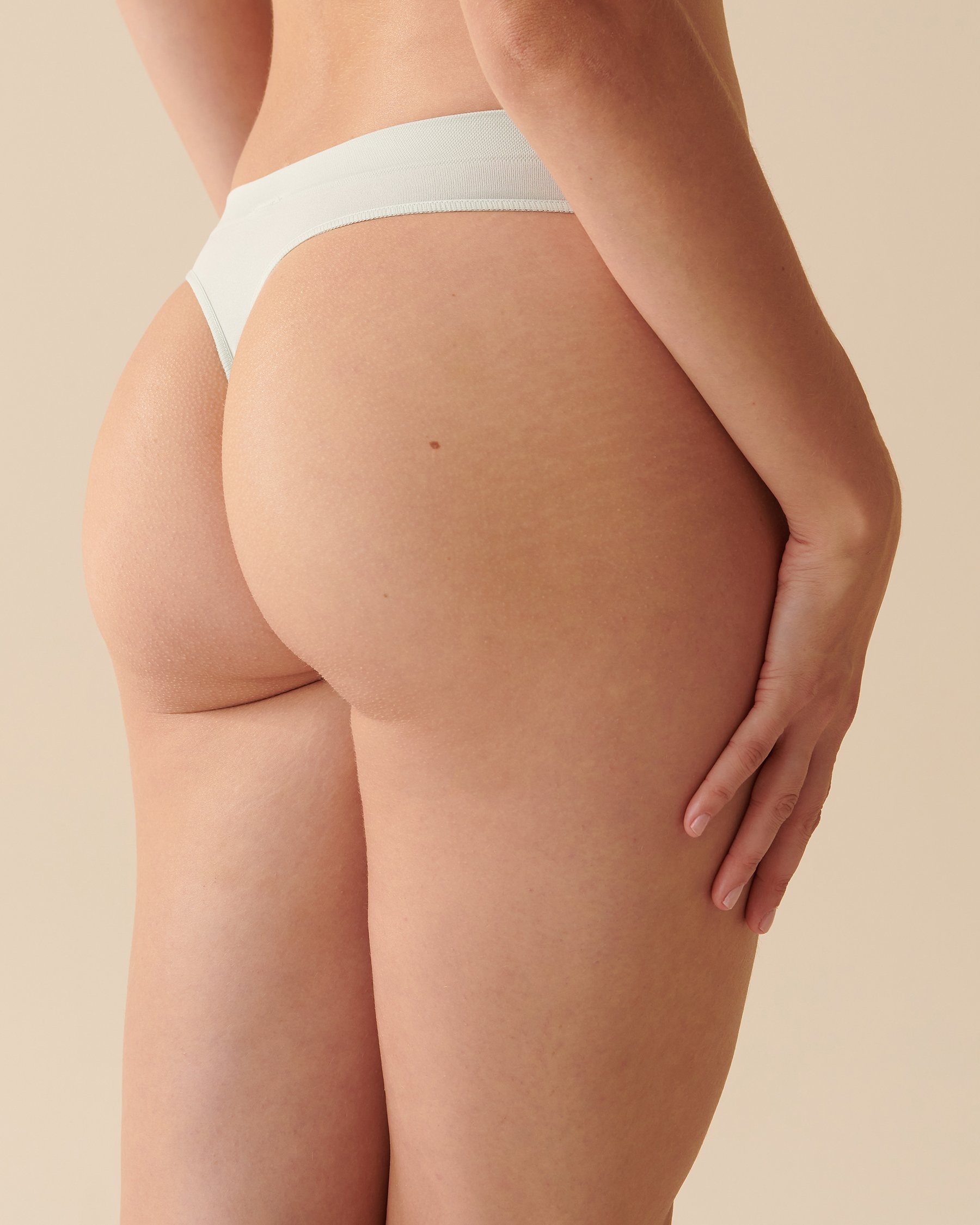 LA VIE EN ROSE Seamless Fabric Thong Panty Frozen Mint 20200432 - View2