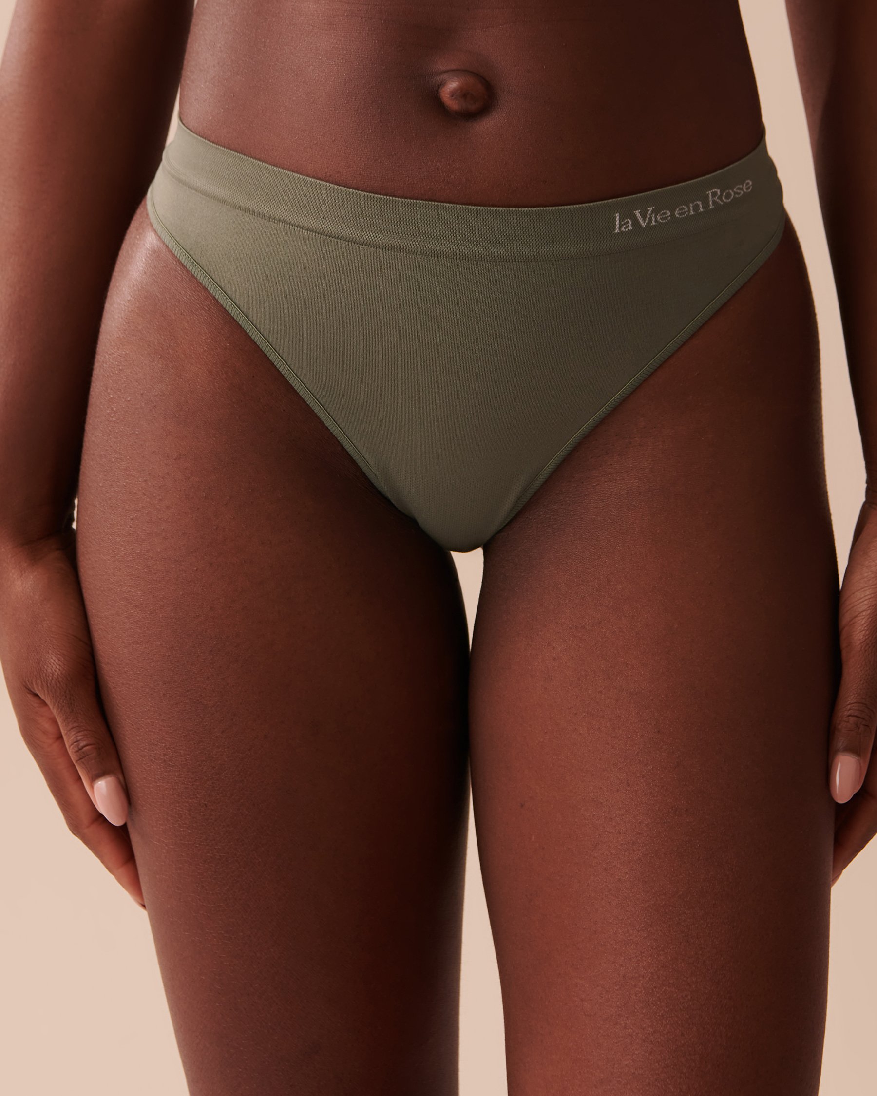 LA VIE EN ROSE Seamless Fabric Thong Panty Tender Green 20200432 - View1