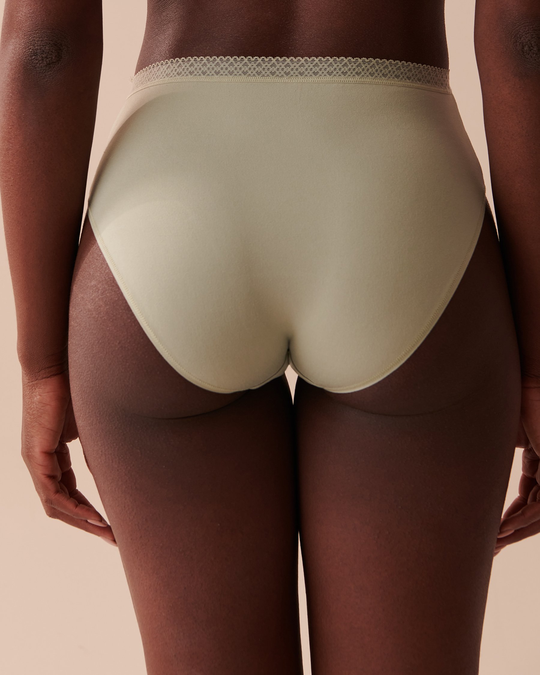 LA VIE EN ROSE Culotte bikini taille haute ultra douce détails de dentelle Sauge apaisante 20100405 - View2