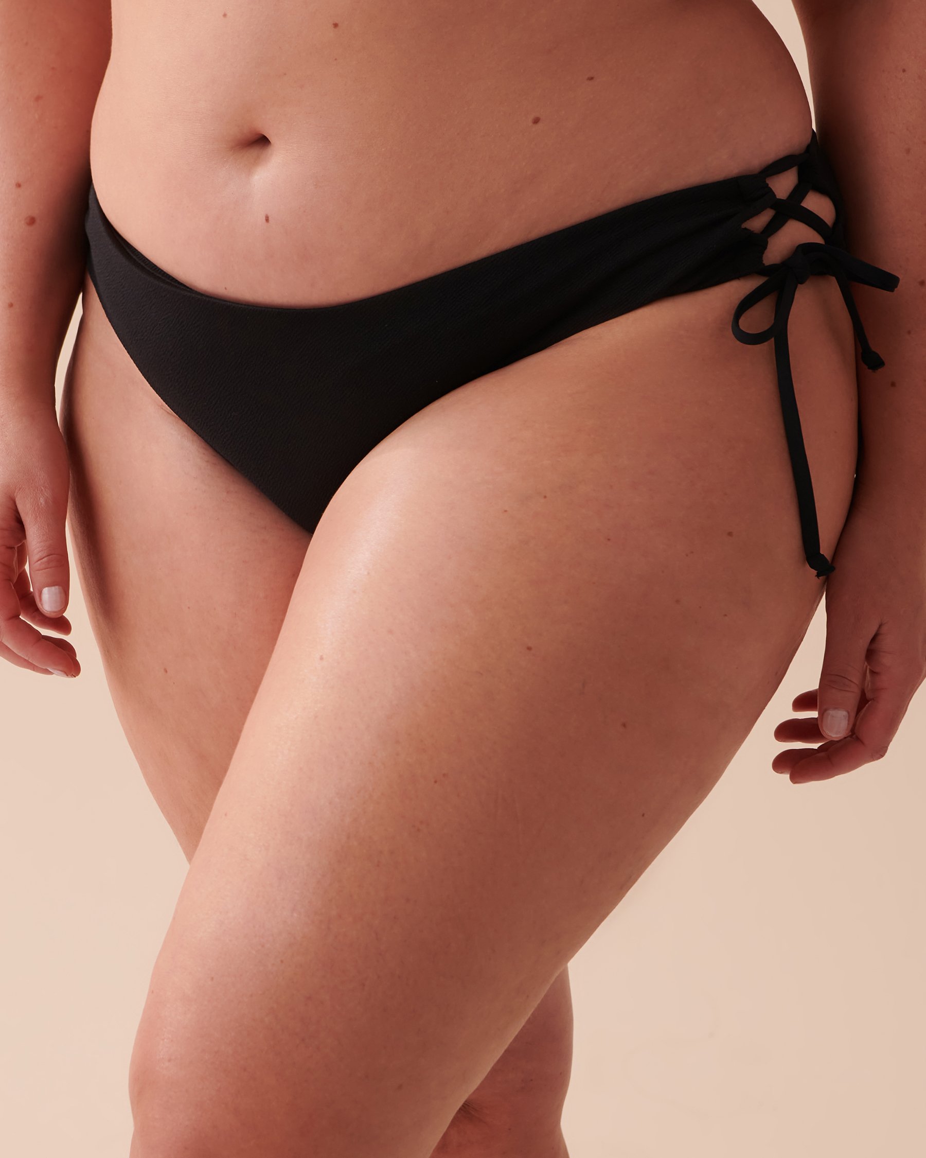 LA VIE EN ROSE AQUA Bas de bikini cheeky noué texturé en fibres recyclées Noir 70300522 - Voir1