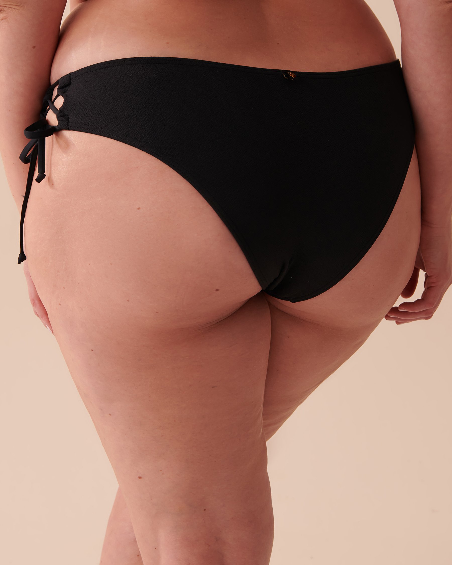 LA VIE EN ROSE AQUA Bas de bikini cheeky noué texturé en fibres recyclées Noir 70300522 - Voir2