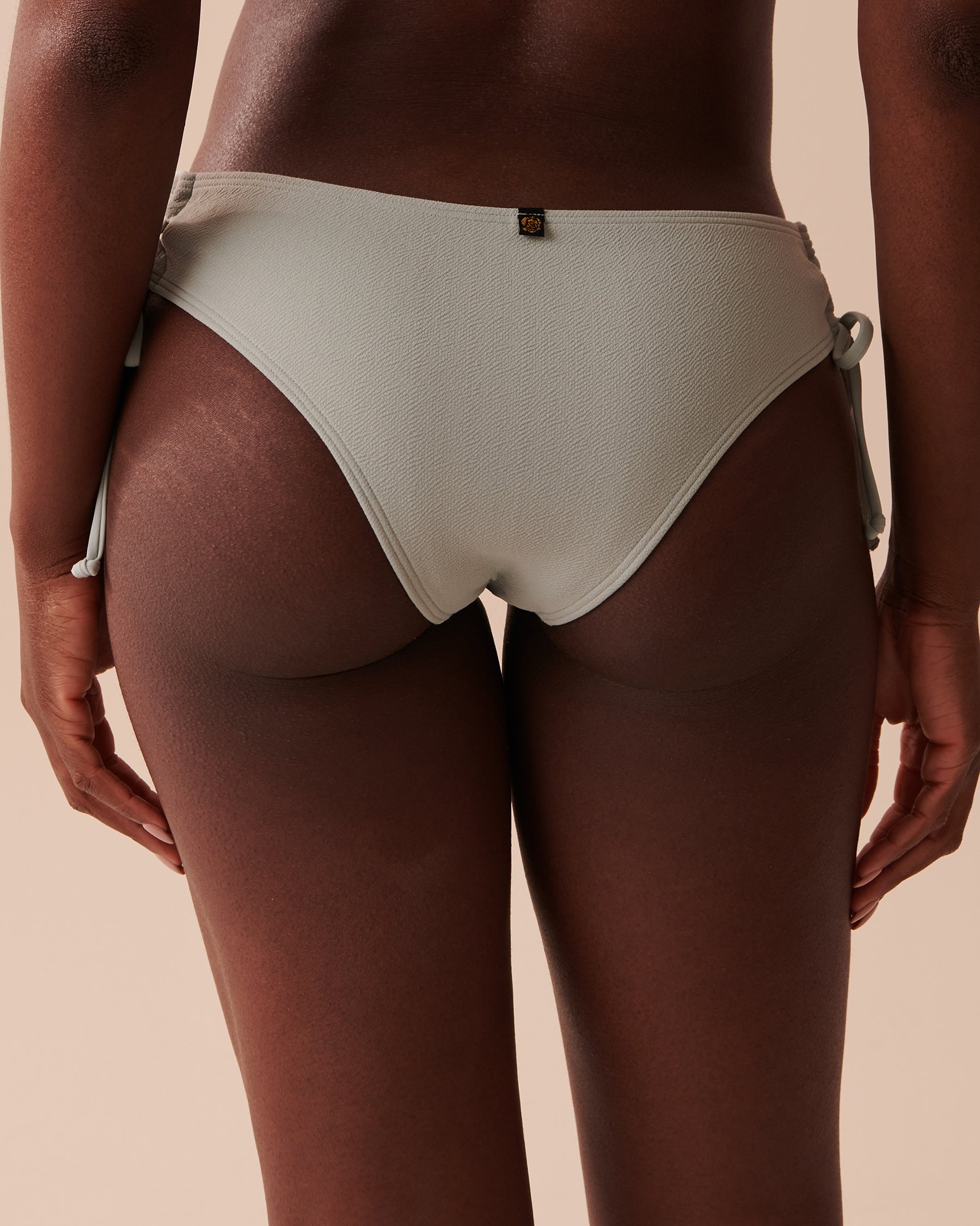 LA VIE EN ROSE AQUA Bas de bikini cheeky noué texturé en fibres recyclées Vert gris clair 70300522 - Voir2