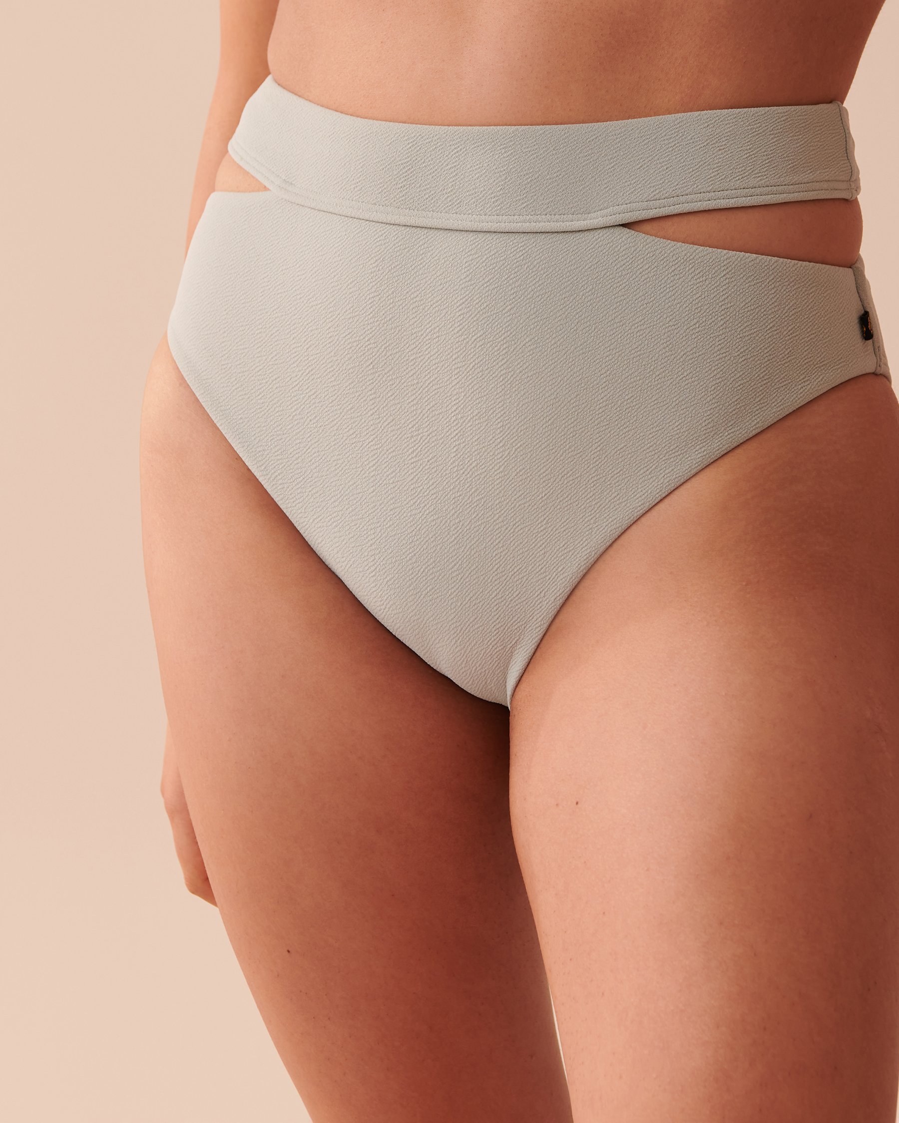 LA VIE EN ROSE AQUA Bas de bikini taille haute texturé en fibres recyclées Vert gris clair 70300523 - Voir1