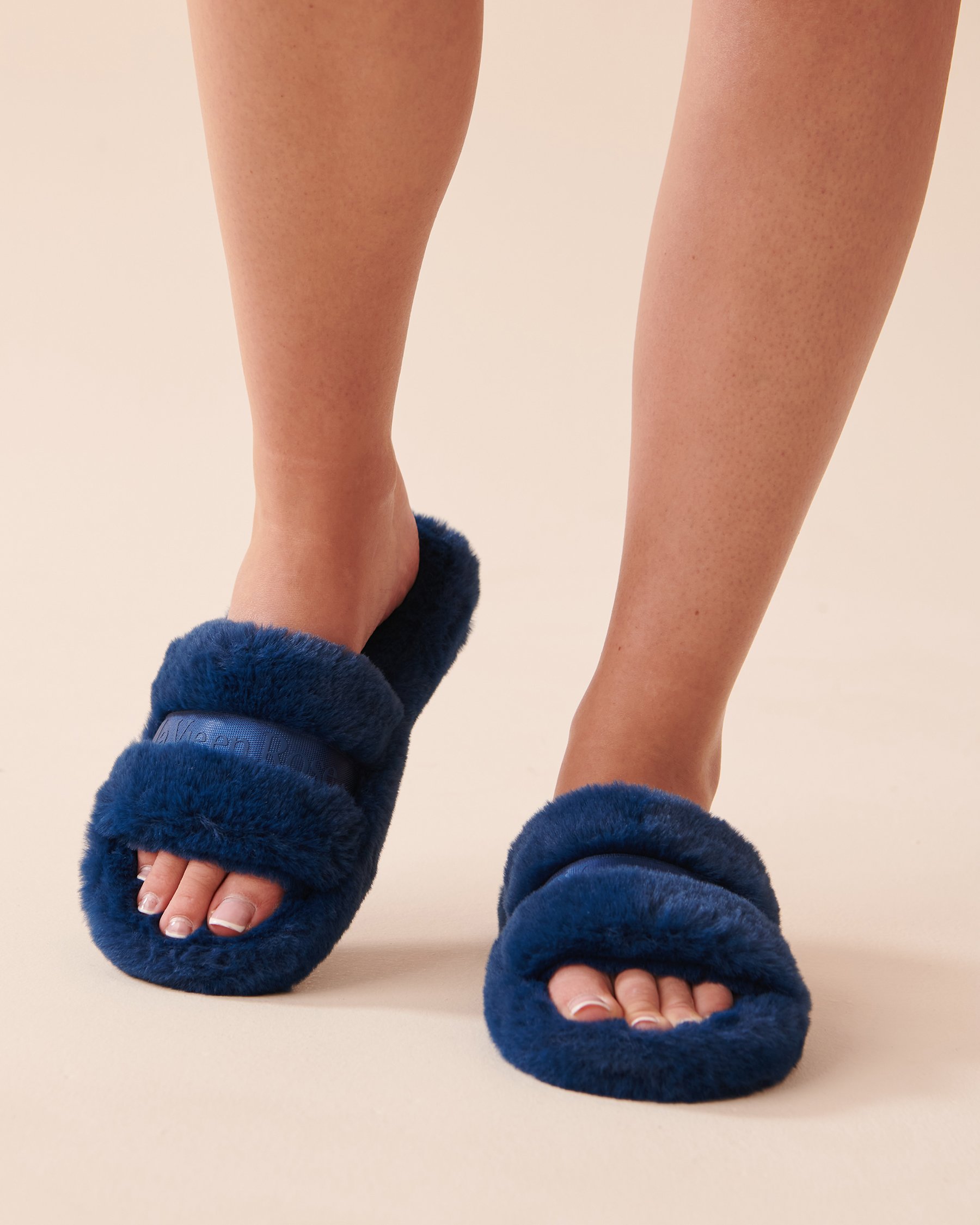 LA VIE EN ROSE Pantoufles mules en peluche Bleu foncé 40700314 - Voir1