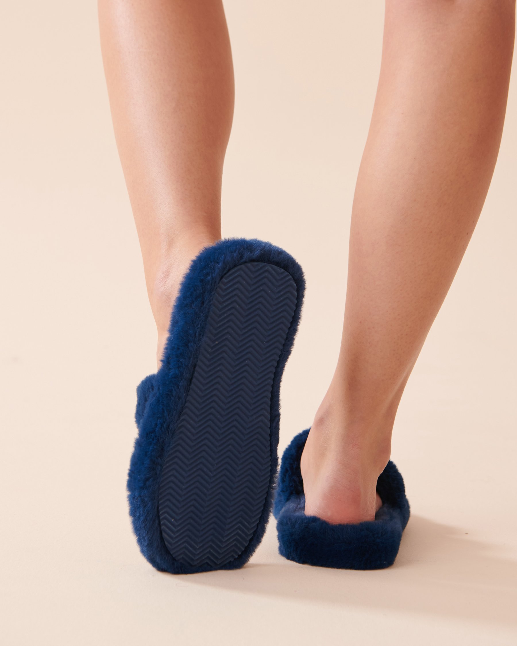 LA VIE EN ROSE Pantoufles mules en peluche Bleu foncé 40700314 - Voir2