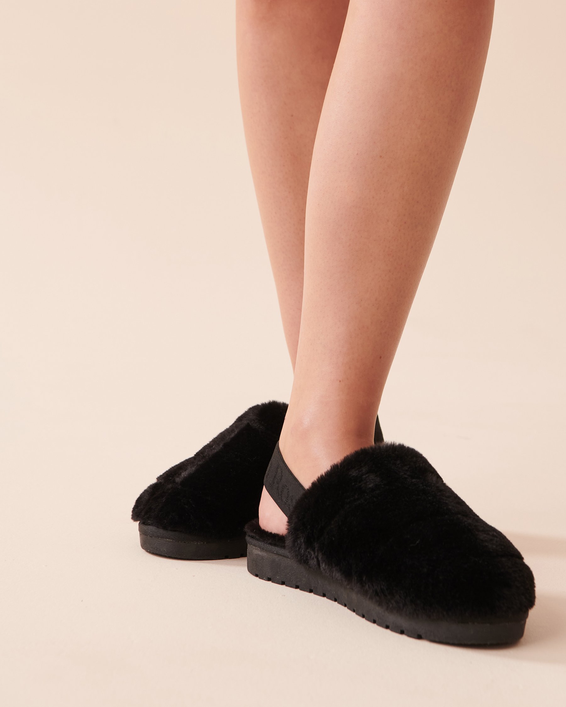 LA VIE EN ROSE Pantoufles mules en peluche Noir 40700315 - Voir1
