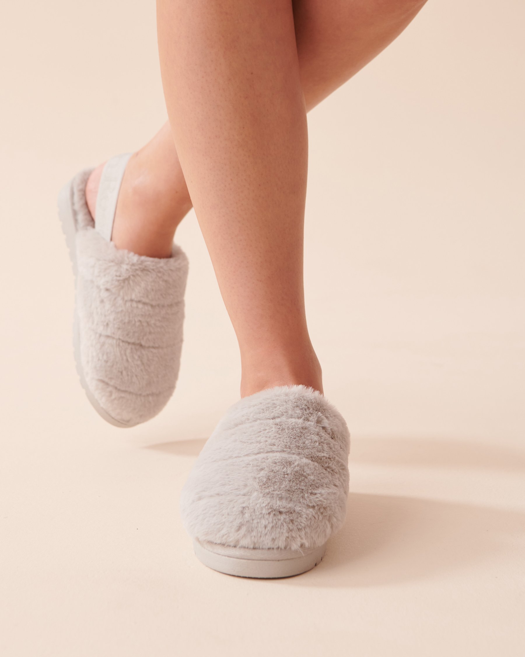 LA VIE EN ROSE Pantoufles mules en peluche Gris 40700315 - Voir2