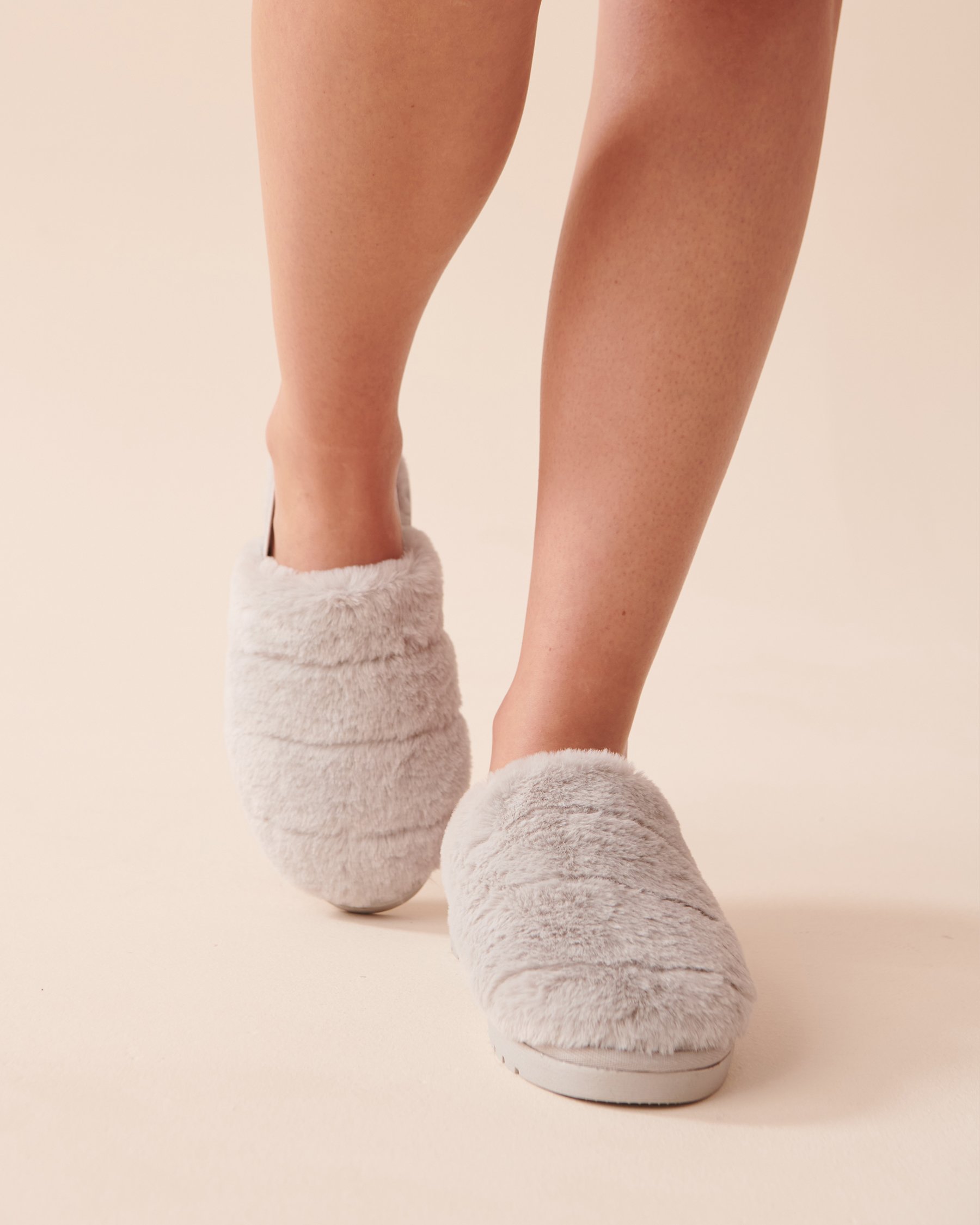 LA VIE EN ROSE Pantoufles mules en peluche Gris 40700315 - Voir3