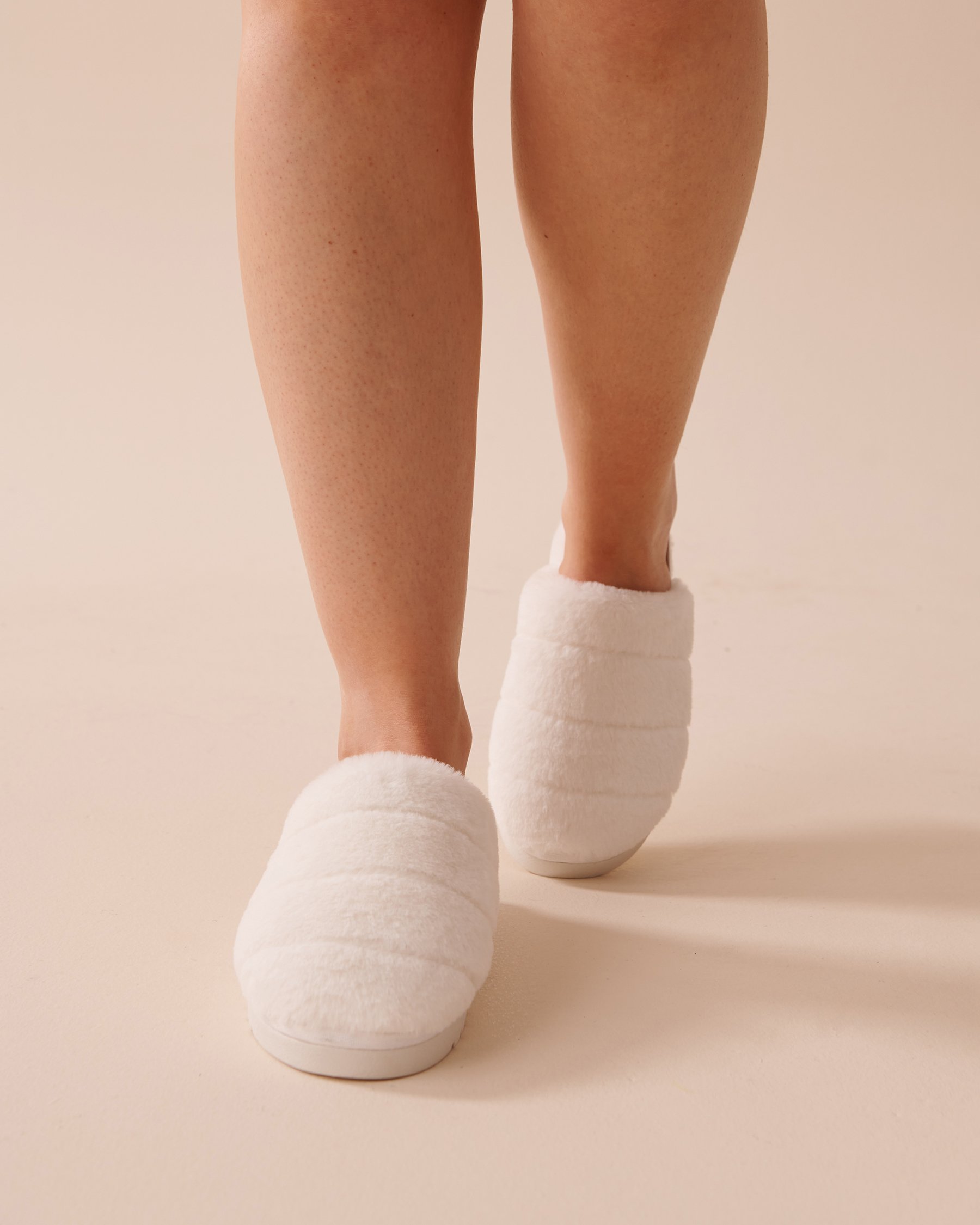LA VIE EN ROSE Pantoufles mules en peluche Blanc 40700315 - Voir1