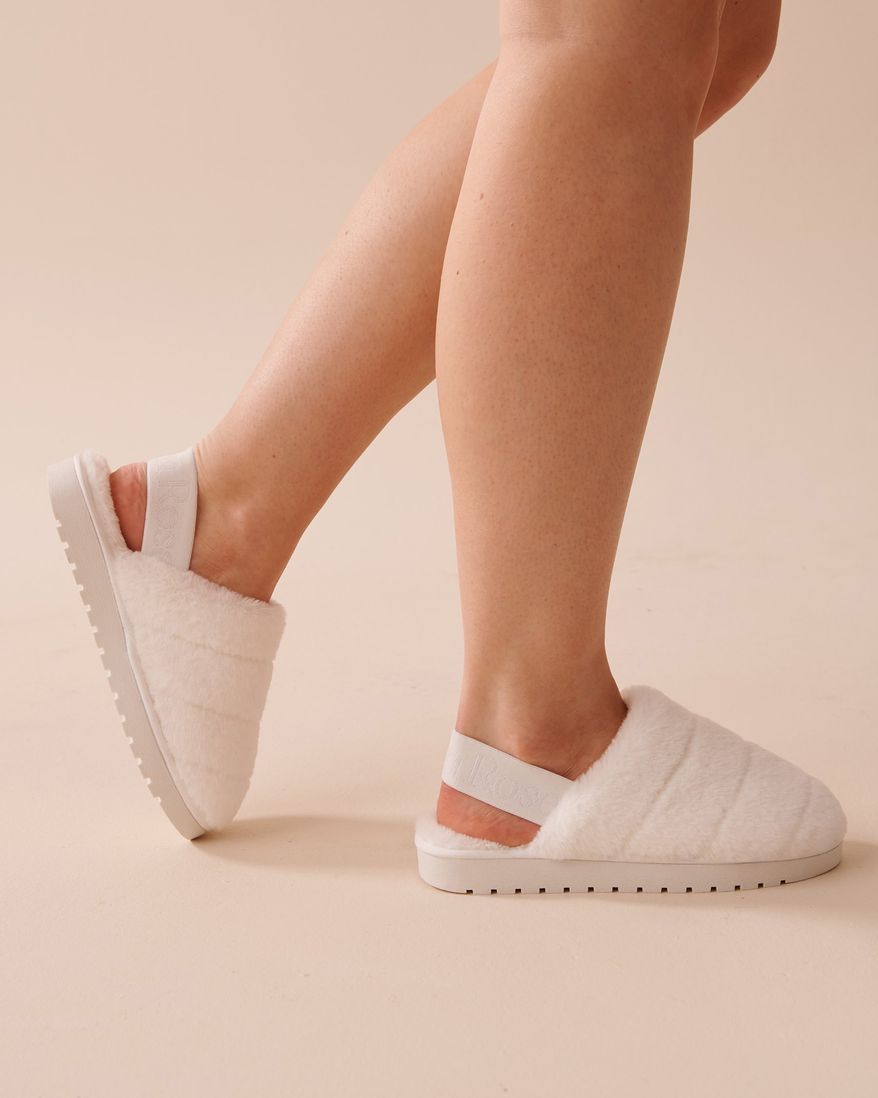 LA VIE EN ROSE Pantoufles mules en peluche Blanc 40700315 - Voir2