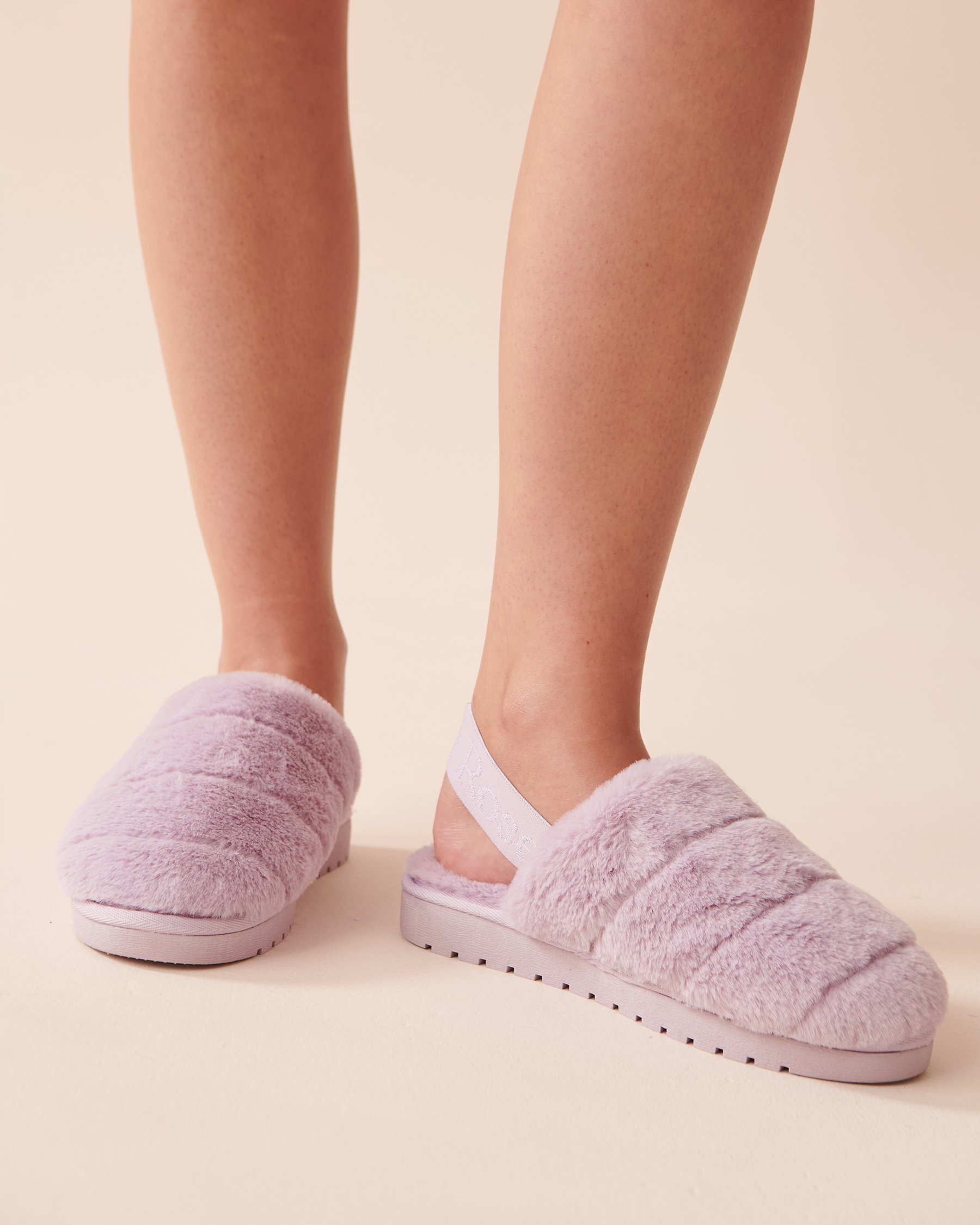 LA VIE EN ROSE Pantoufles mules en peluche Lavande 40700315 - Voir1
