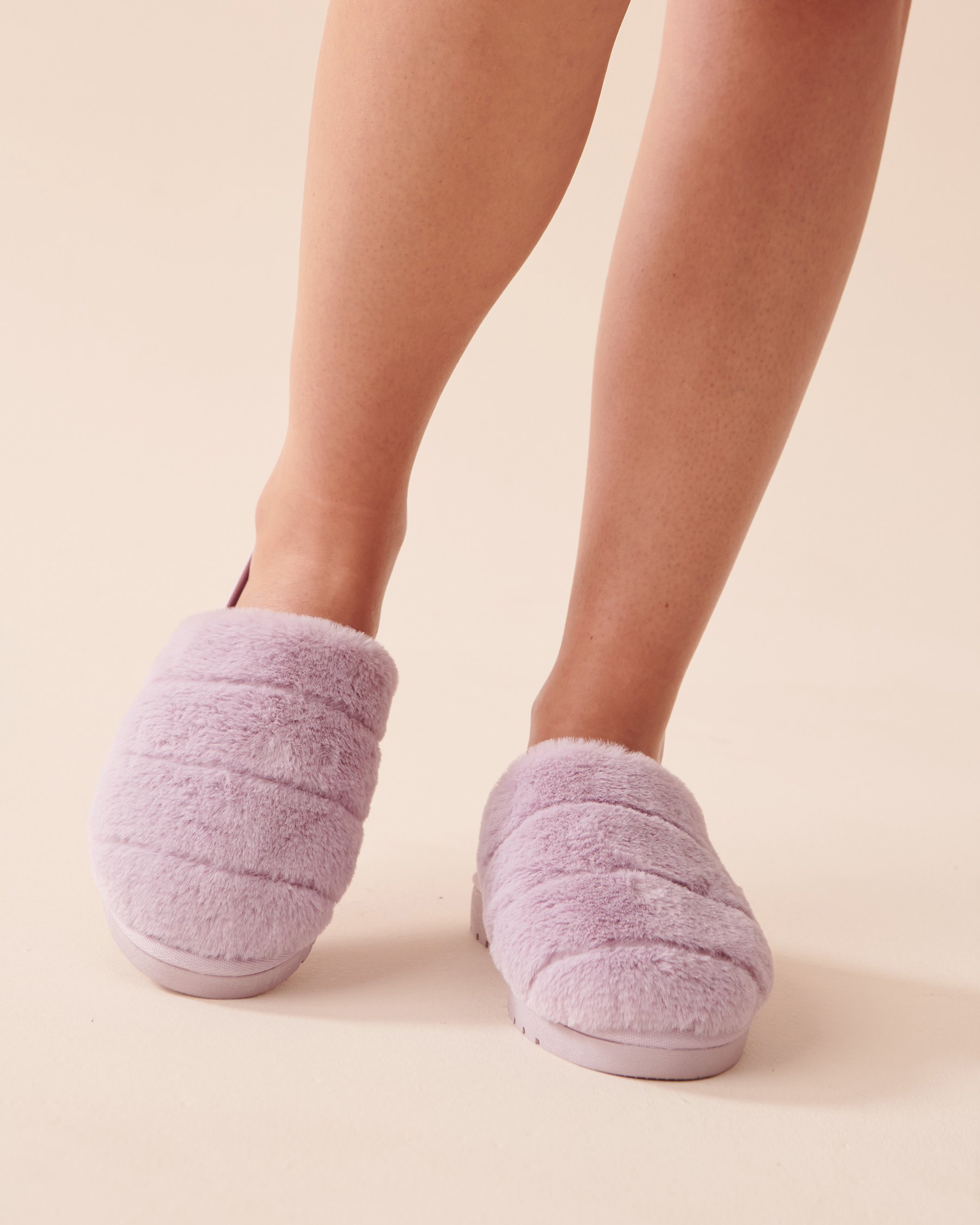 LA VIE EN ROSE Pantoufles mules en peluche Lavande 40700315 - Voir4
