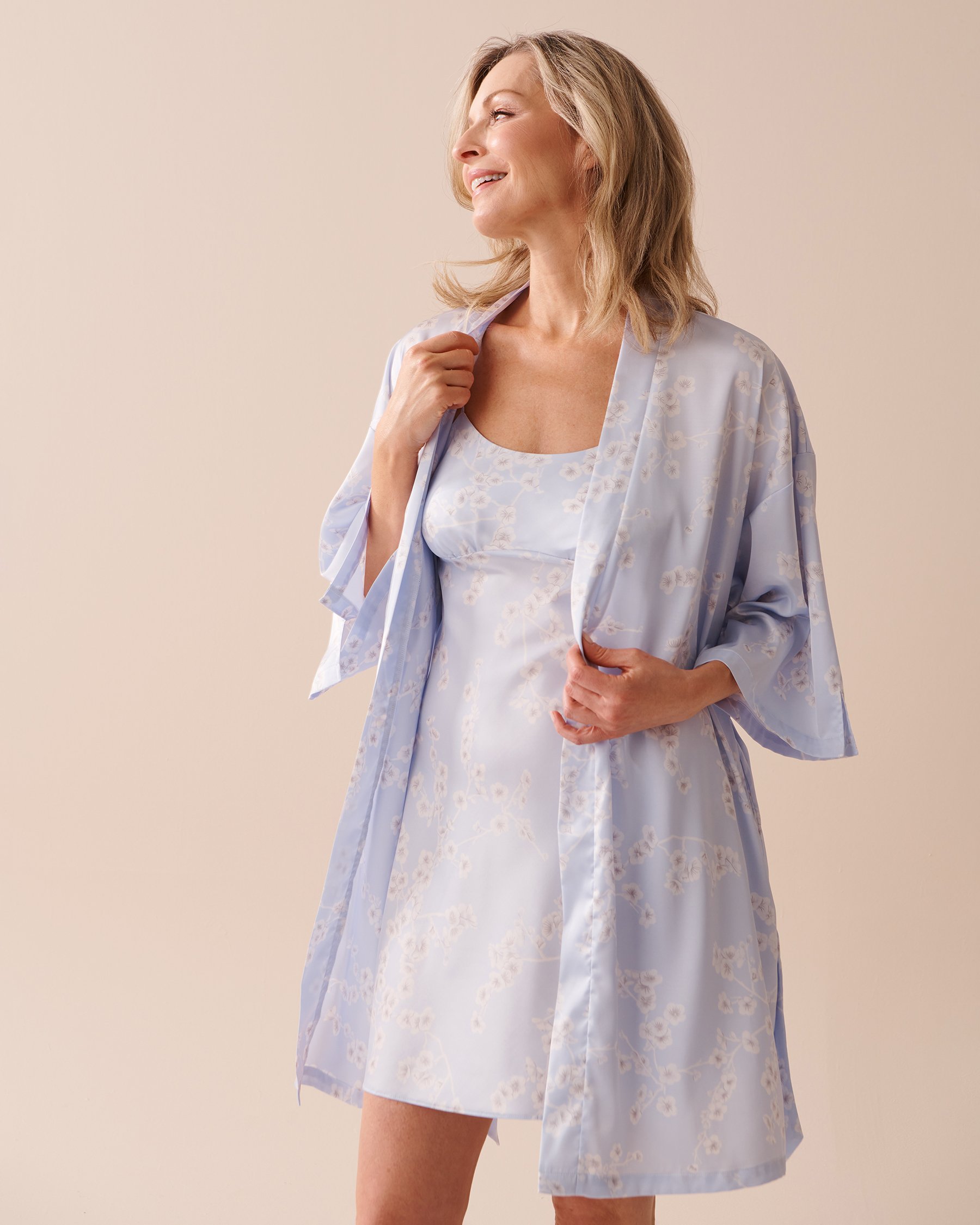 LA VIE EN ROSE Satin Kimono Cherry Blossom Garden 60600067 - View3