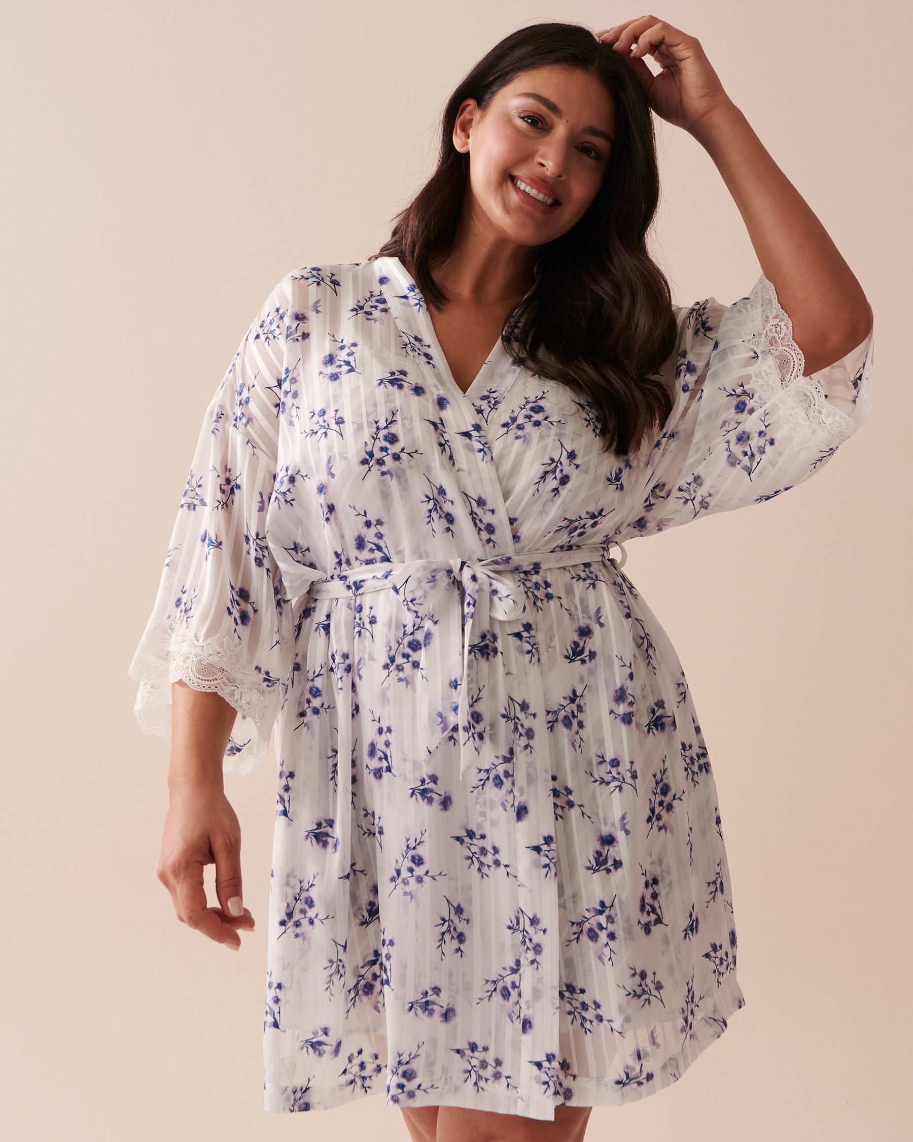 LA VIE EN ROSE Kimono bordure de dentelle en tissu jacquard à fleurs Fleurs délicates 60600069 - Voir2