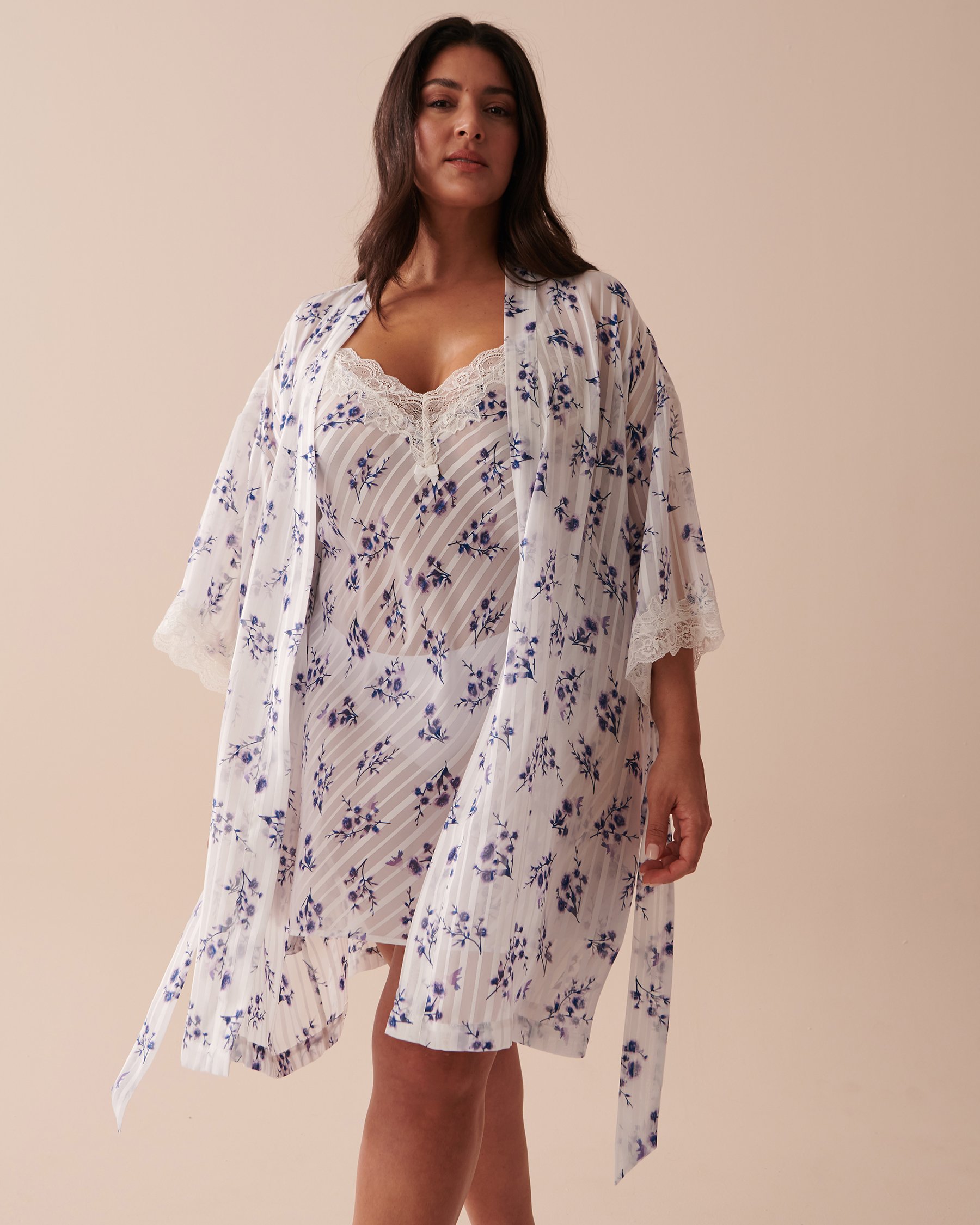 LA VIE EN ROSE Kimono bordure de dentelle en tissu jacquard à fleurs Fleurs délicates 60600069 - Voir3