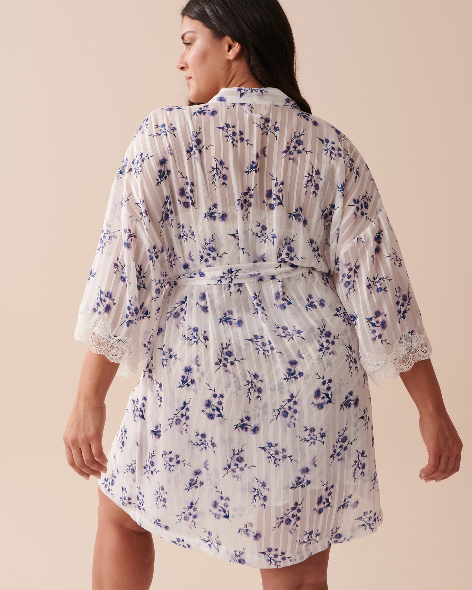 LA VIE EN ROSE Kimono bordure de dentelle en tissu jacquard à fleurs Fleurs délicates 60600069 - Voir4