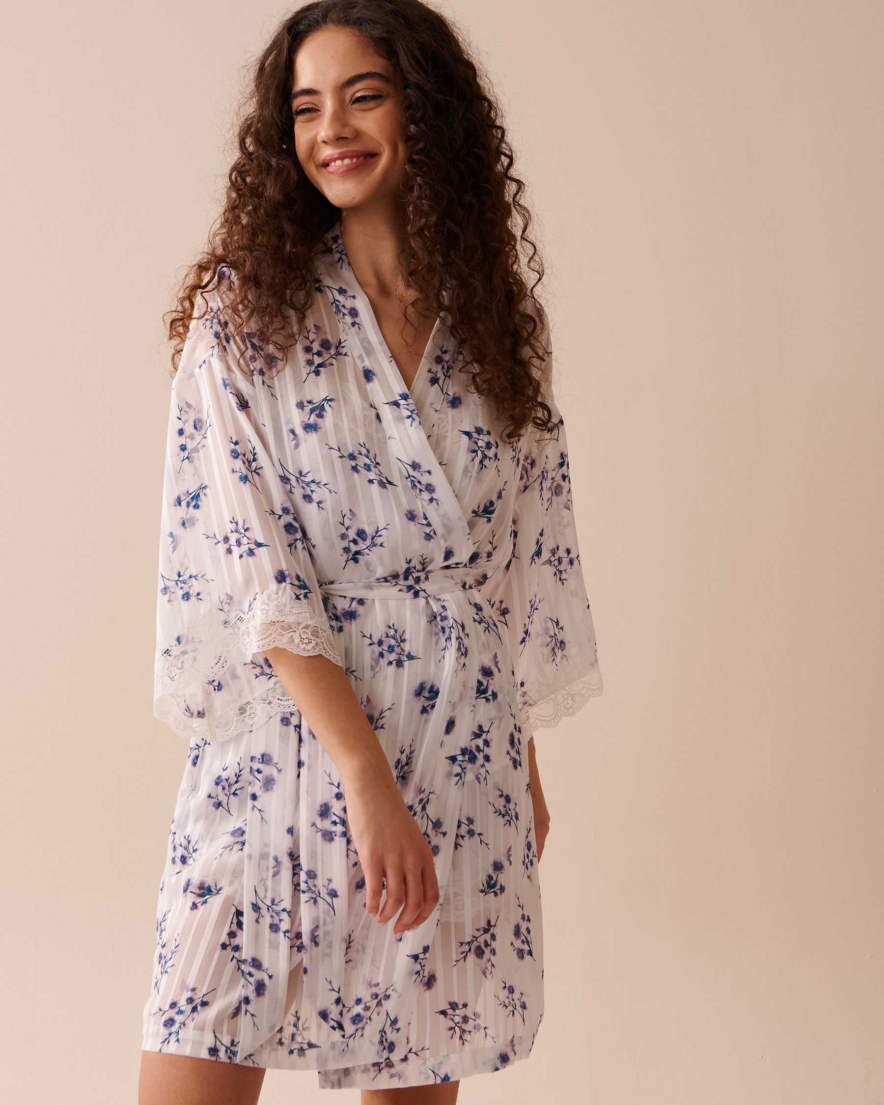 LA VIE EN ROSE Kimono bordure de dentelle en tissu jacquard à fleurs Fleurs délicates 60600069 - Voir6