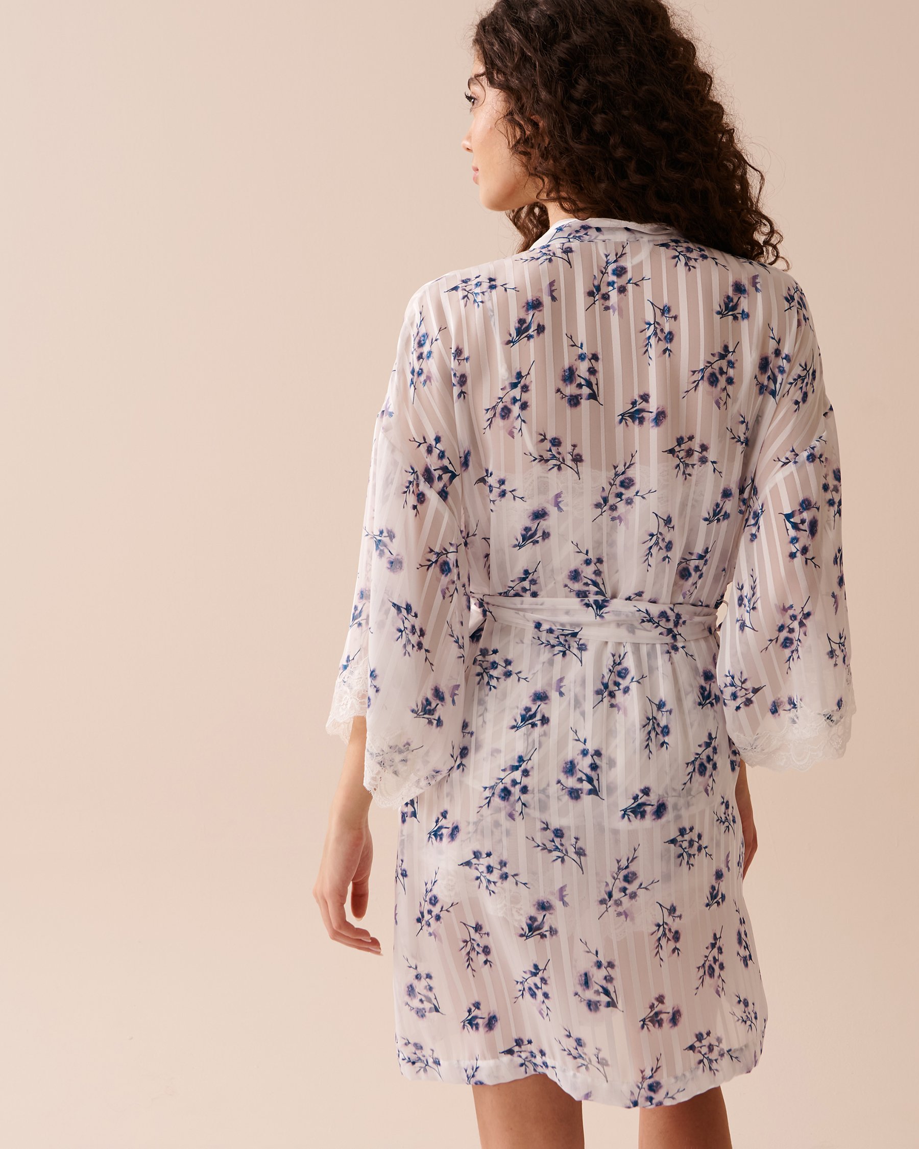 LA VIE EN ROSE Kimono bordure de dentelle en tissu jacquard à fleurs Fleurs délicates 60600069 - Voir7