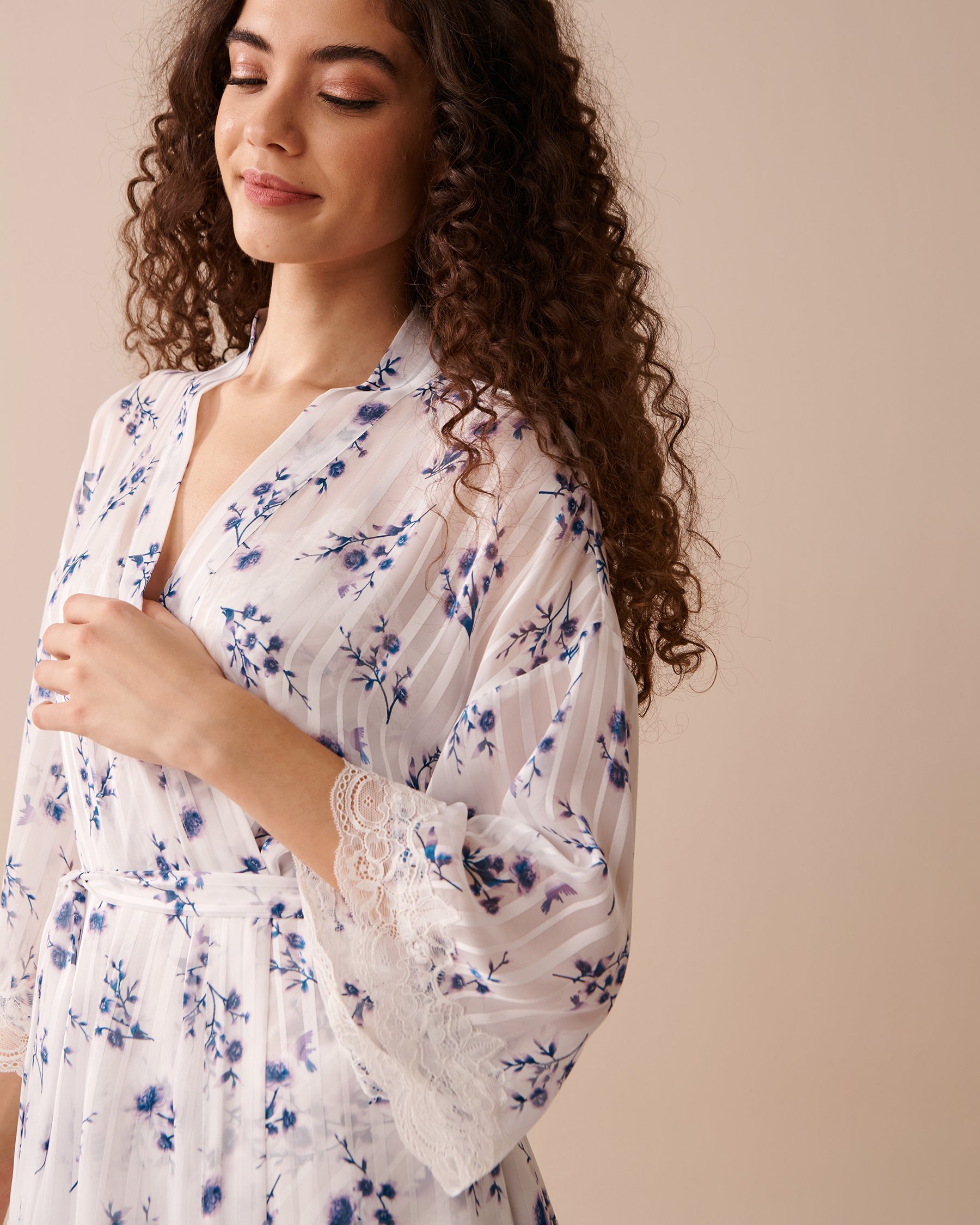LA VIE EN ROSE Kimono bordure de dentelle en tissu jacquard à fleurs Fleurs délicates 60600069 - Voir8